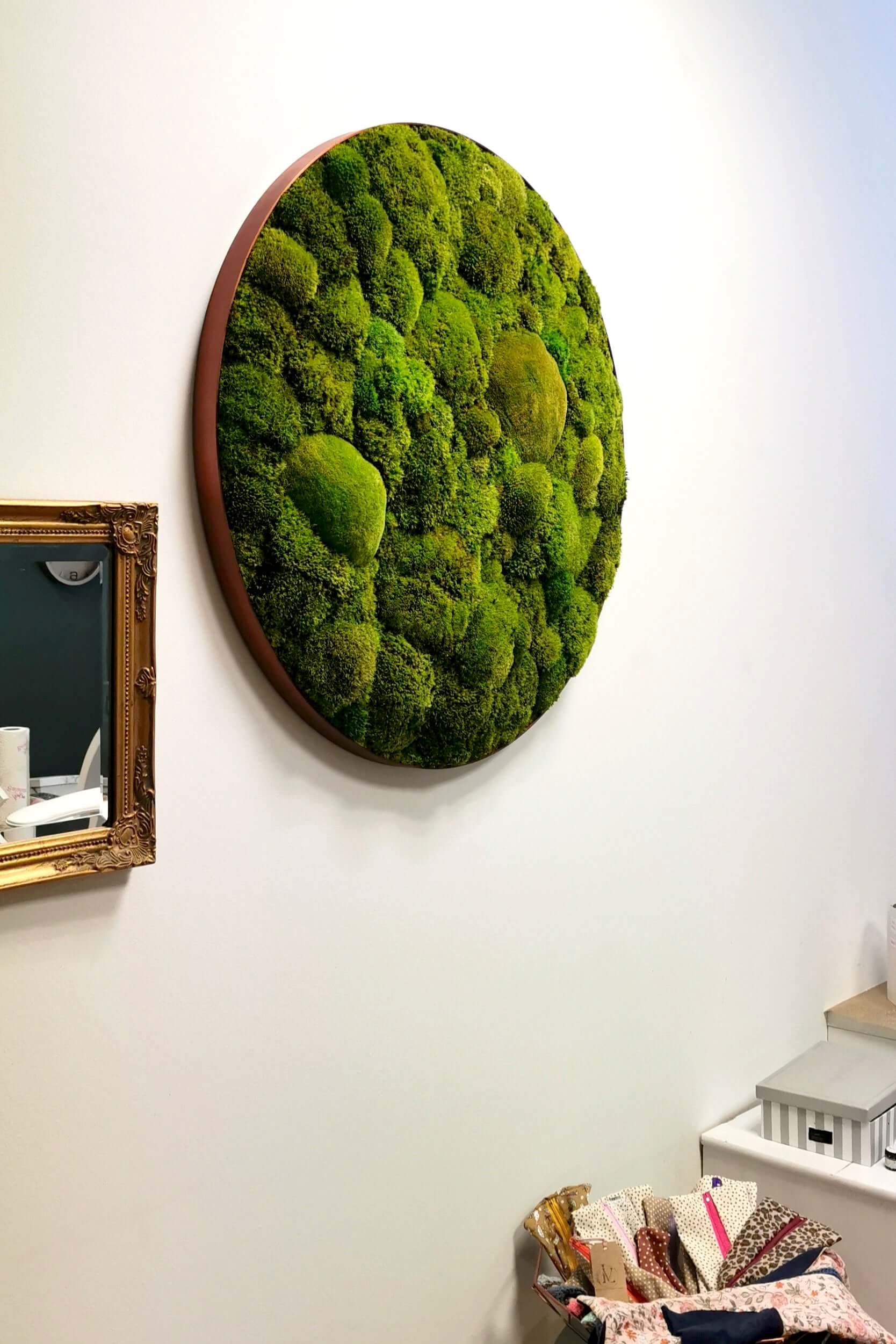 Moosbild mit runden Rahmen  an einer Wand "Lime Green" in Limonengrün, dekorative grüne Mooslandschaft für Zuhause.