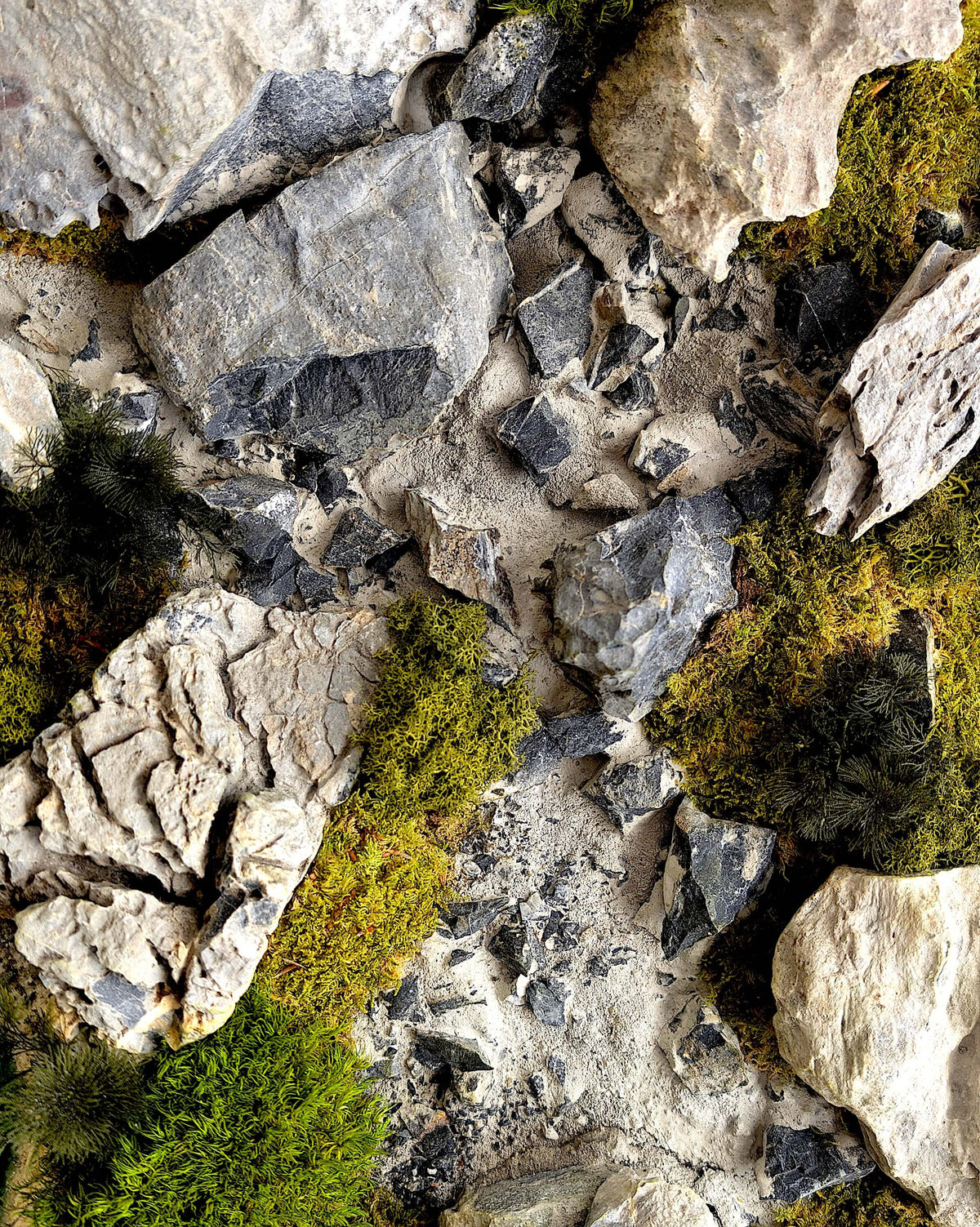 Alpiner Bergsee aus Moos Holz & Epoxidharz - Healthyscape, Detailansicht von Steinen und Moos.