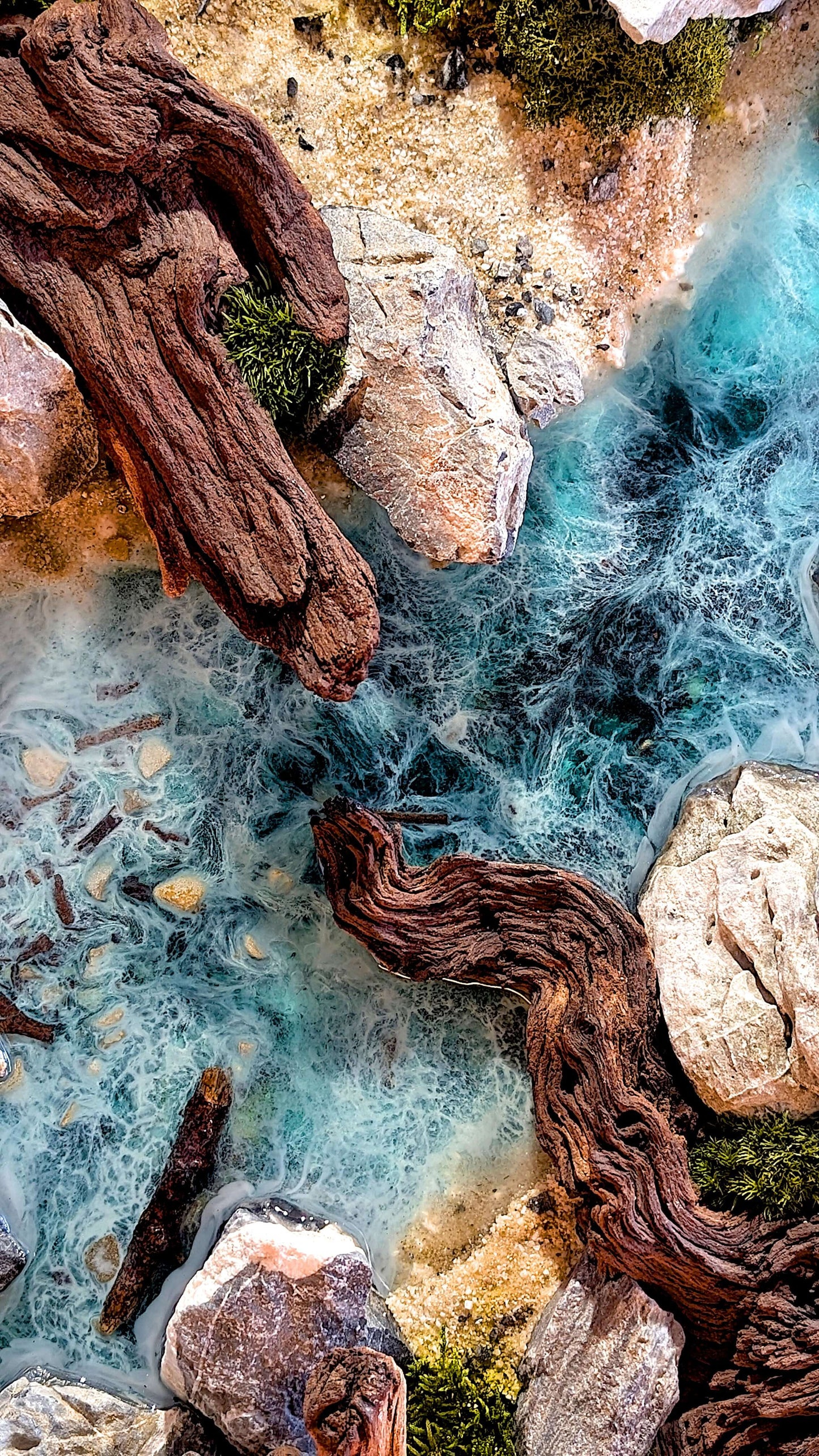 Moosbild Panorama mit Epoxidharz-Pflanzenbild Naturkunst XXL zeigt einen Waldfluss mit Mopani-Wurzeln und Seiryu-Steinen.