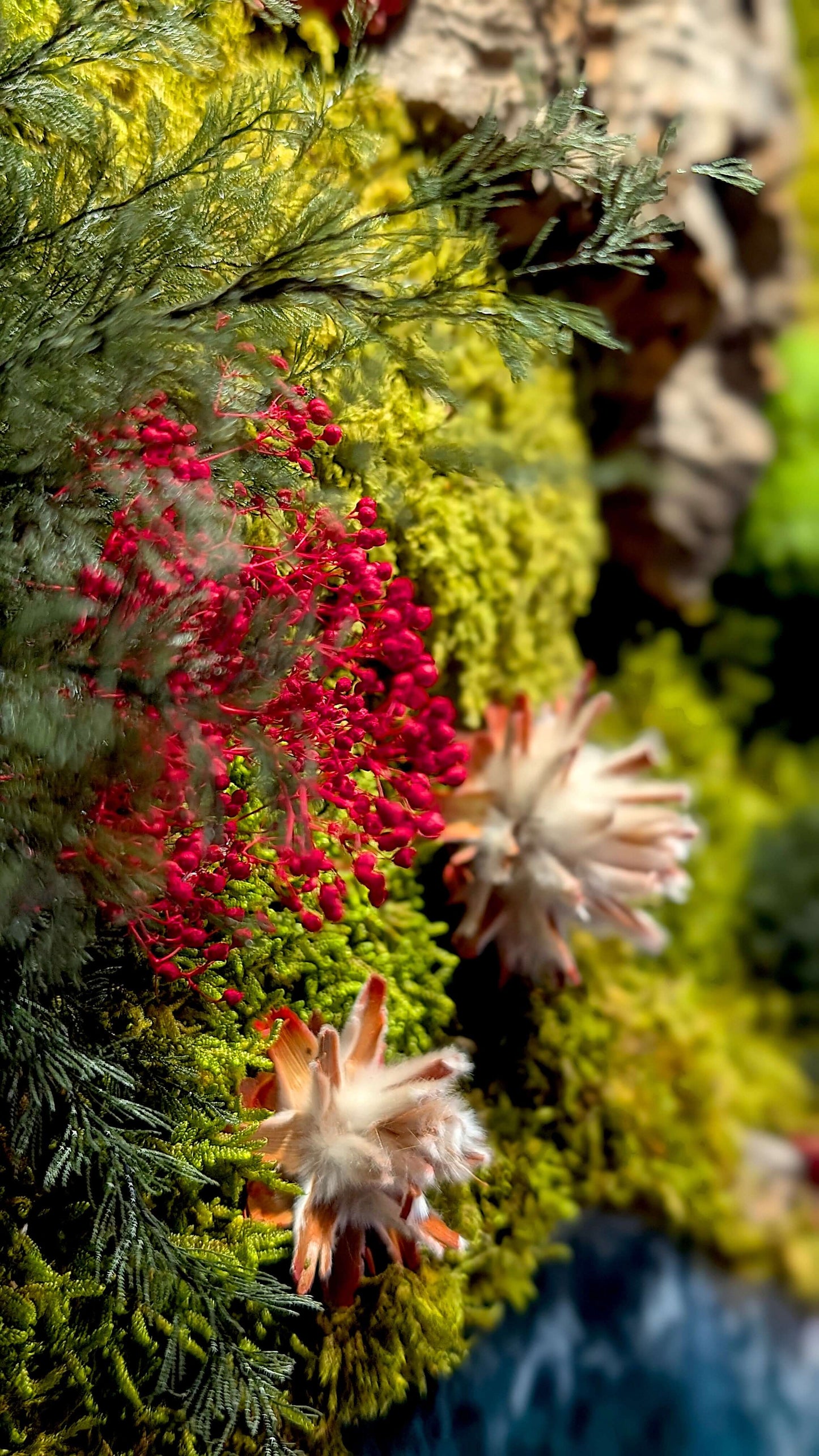 Moosbild 3er Set mit Epoxidharz-Fluss & natürliche Korkrinde mit buntem Moos und dekorativen Elementen.