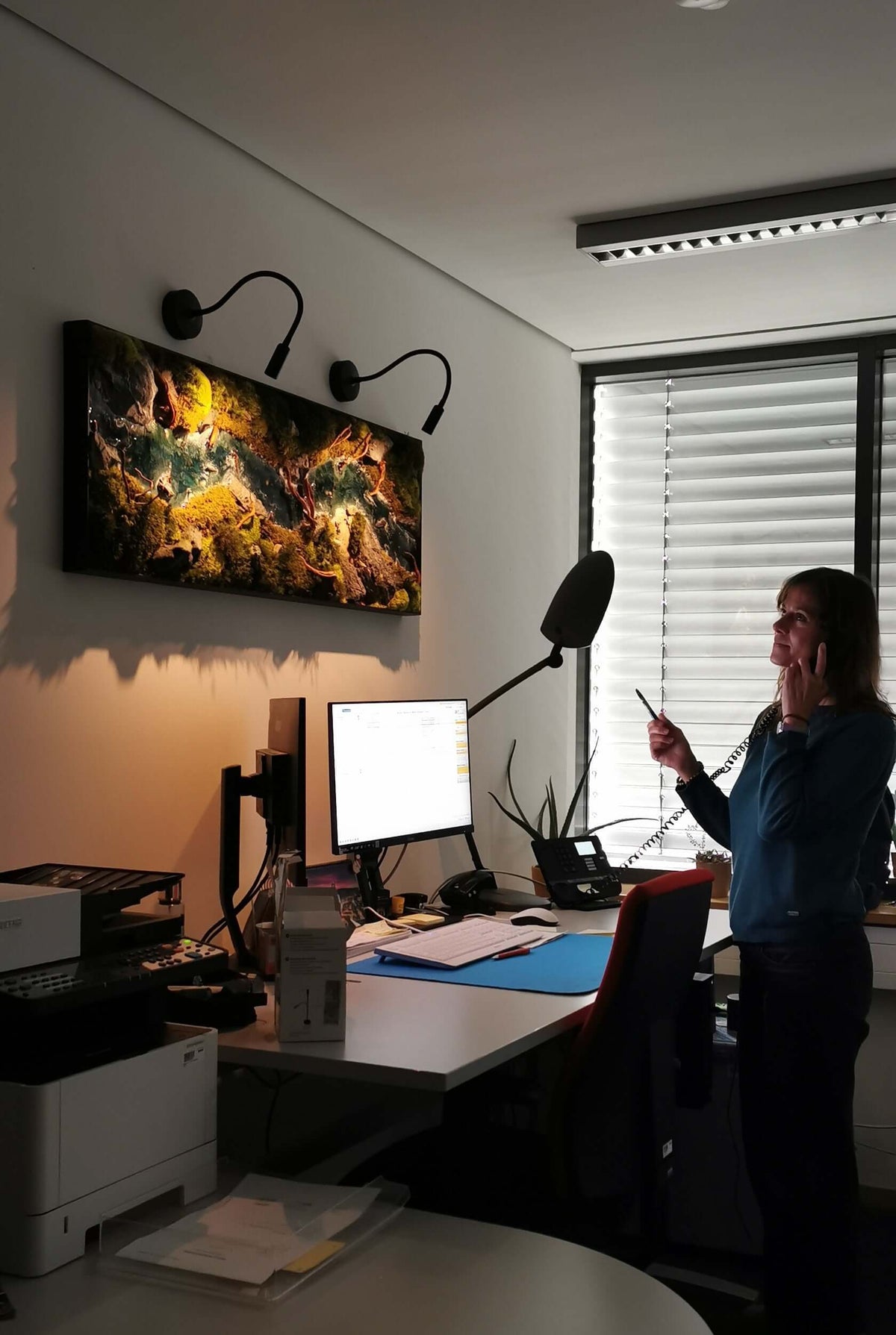 Wild River - Naturkunstwerk mit Fluss Moos & Epoxidharz in einem modernen Büro