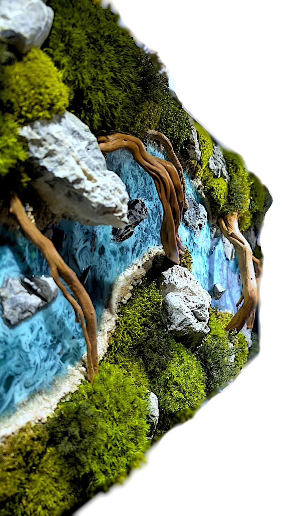 Moosbild Panorama "Wild River" – Wandkunst aus Epoxidharz zeigt einen Waldfluss mit Moos und Steinen.