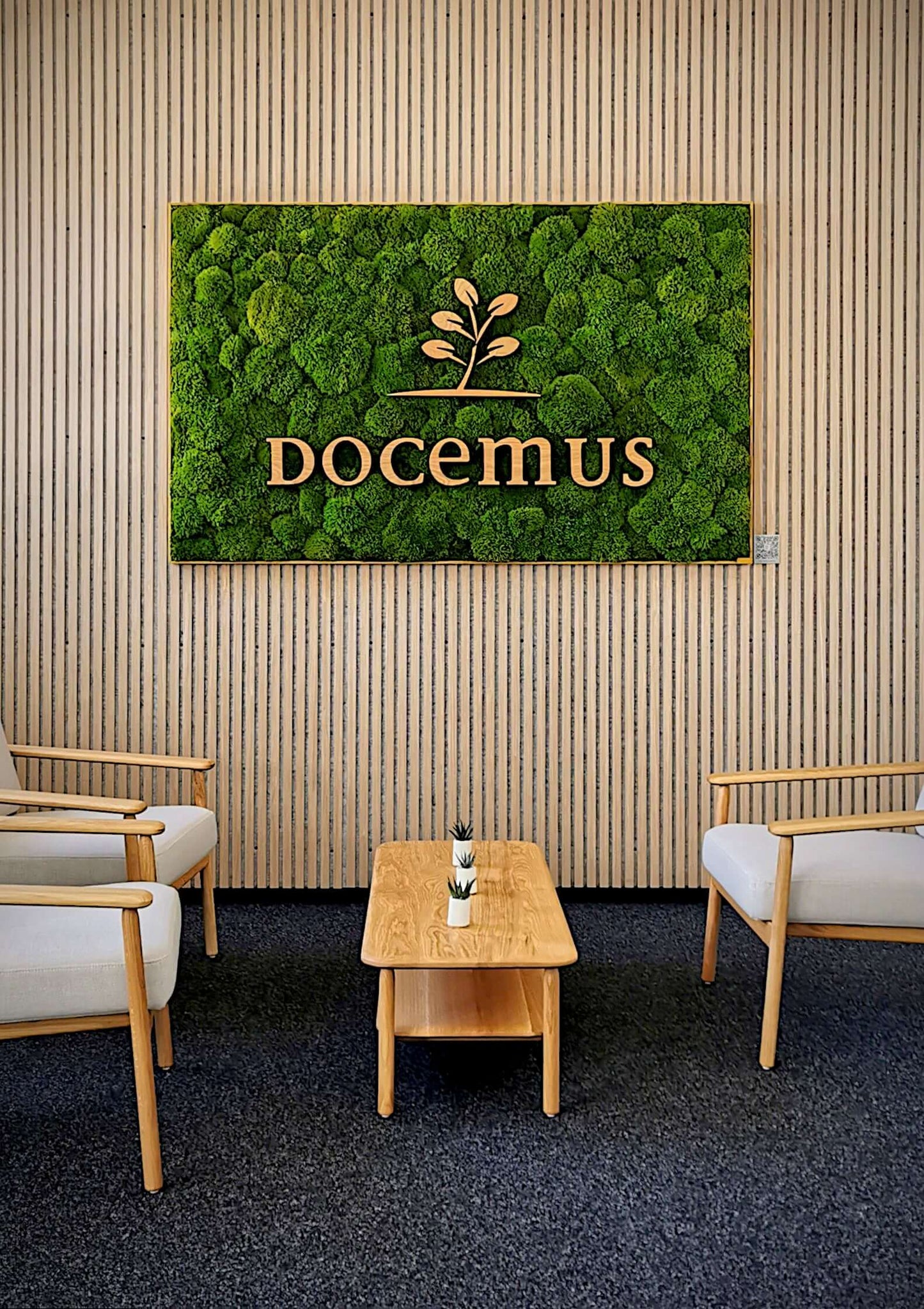 Provence Moosbild mit Firmenlogo aus Echtholz an einer Akustikpaneele Holzwand in einem Wartebereich