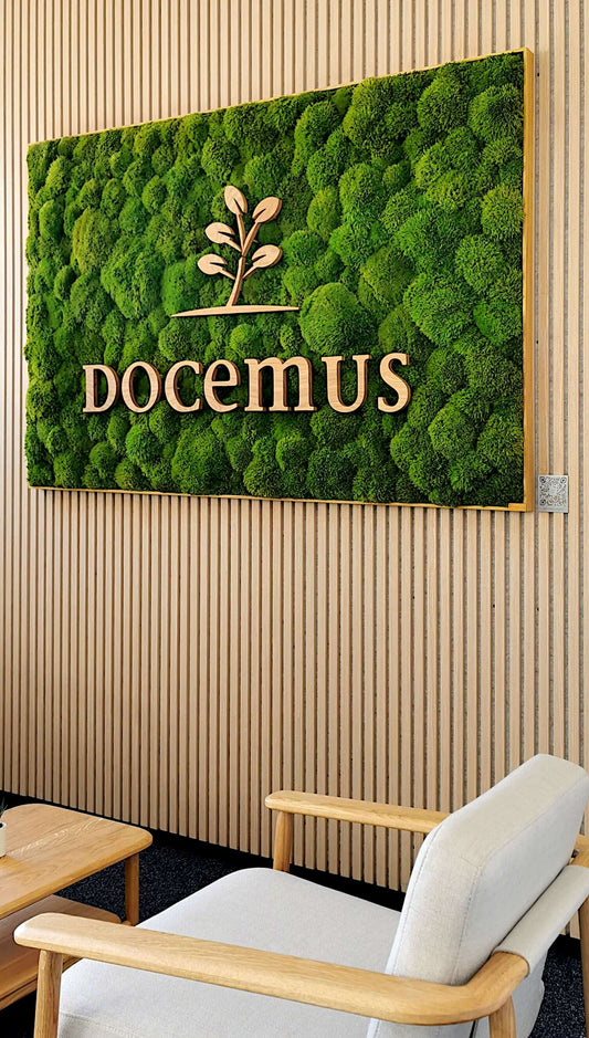 Provence Moosbild mit Firmenlogo aus Echtholz an einer Akustikpaneele Holzwand in der Seitenansicht