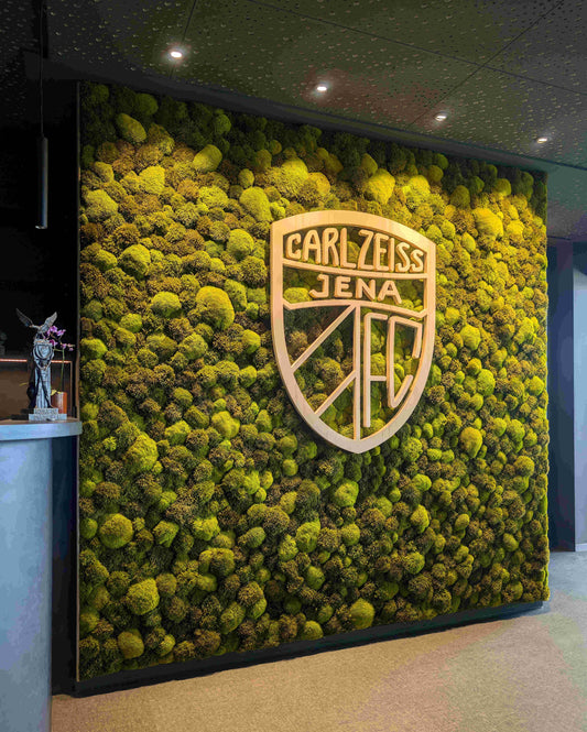 Mooswand mit Holzlogo aus Fichte in der Seitenansicht