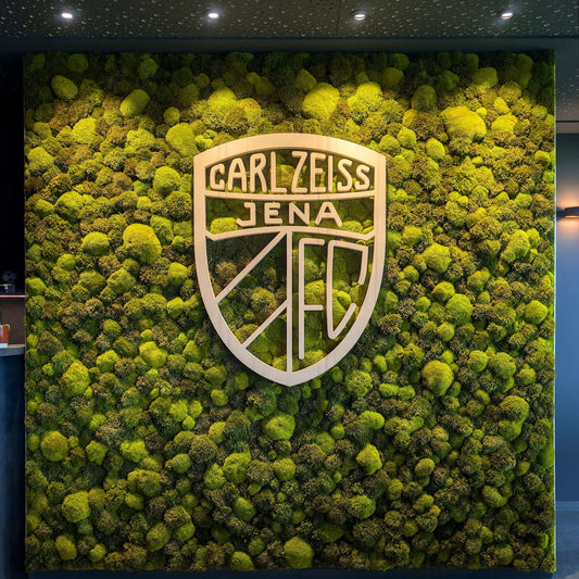 Mooswand mit Holzlogo aus Fichte in der Frontalansicht