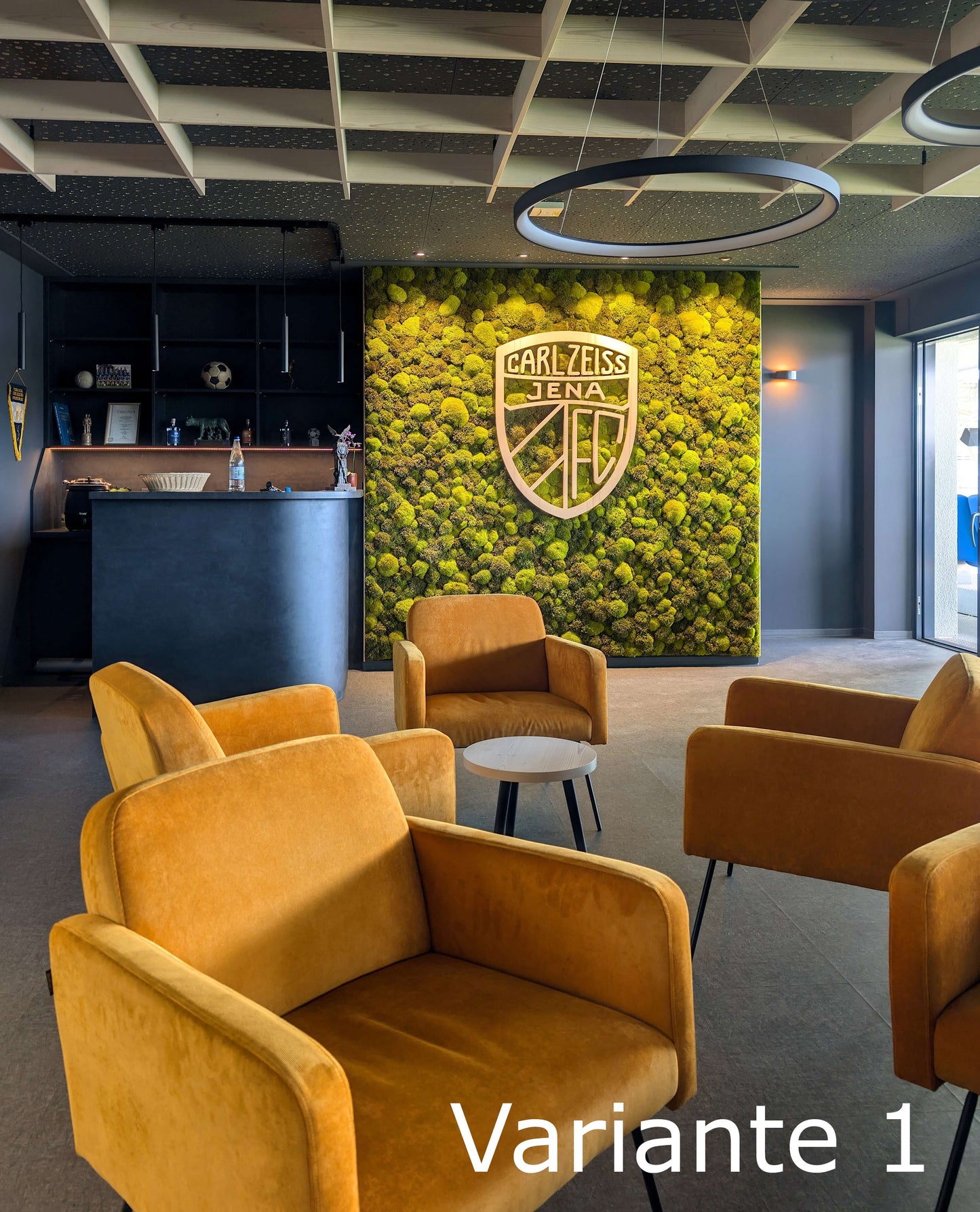 Mooswand mit Holzlogo aus Fichte in einer VIP Lounge