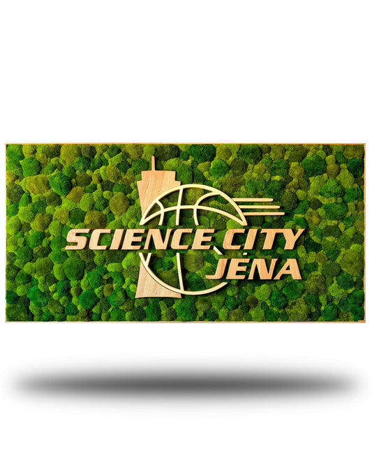 Moosbild mit Firmenlogo aus Fichte und Eiche in der Frontalansicht