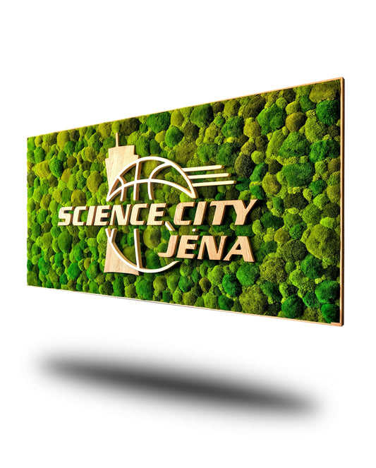 Moosbild mit Firmenlogo aus Fichte und Eiche in der Seitenansicht