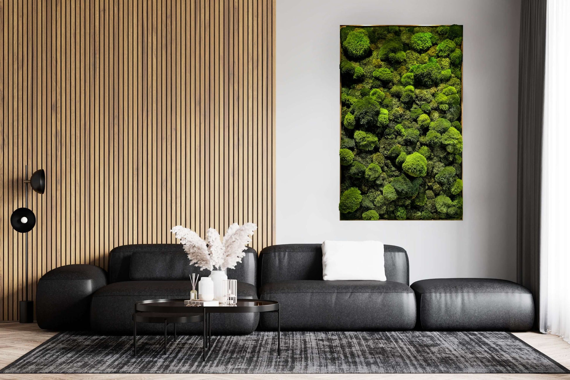 Echtes Moosbild "Moose Mix" in modernem Wohnzimmer mit schwarzem Sofa und Holzwand.