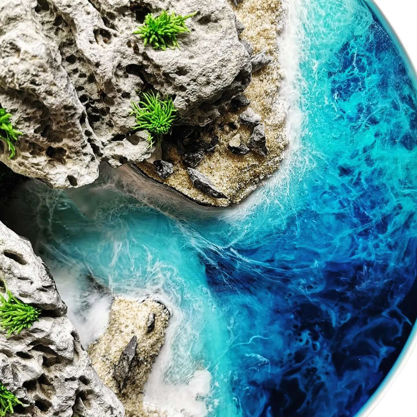 Maritime Kunst 'New Zealand' handgefertigtes Ozeanbild mit echten Steinen und Mooslandschaften.
