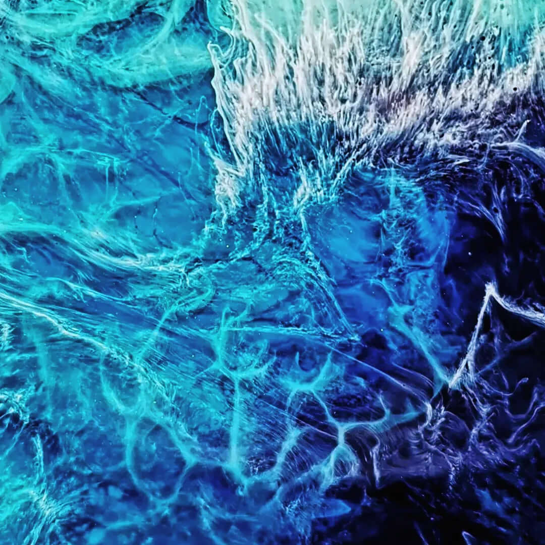 Detailaufnahme eines Ozeanbildes mit lebhaften blauen und grünen Tönen, inspiriert von den neuseeländischen Küsten.