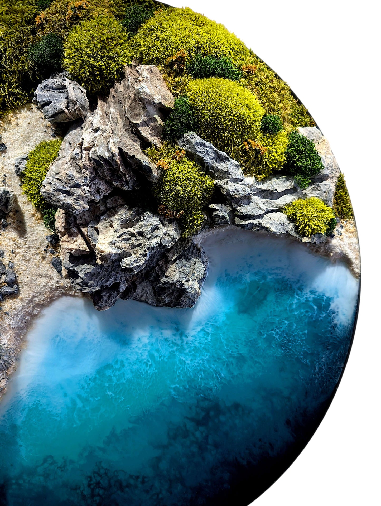 Überblick auf die maritime Wandkunst "Autumn Coast" mit Mooslandschaft und epoxidharzbeschichtetem Küstenmeer.