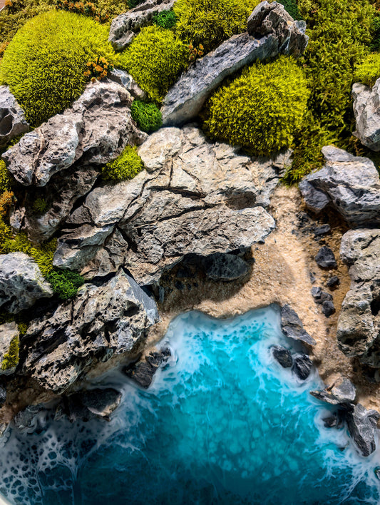 Maritime Kunst 'Autumn Coast': Herbstliche Küstenlandschaft mit grünem Moos und klarem Wasser.