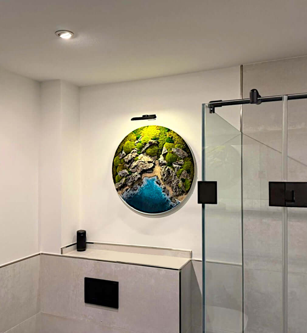 Maritime Kunst 'Autumn Coast' Moosbild in modernem Badezimmer, zeigt herbstliche Küstenlandschaft mit Epoxidharz.