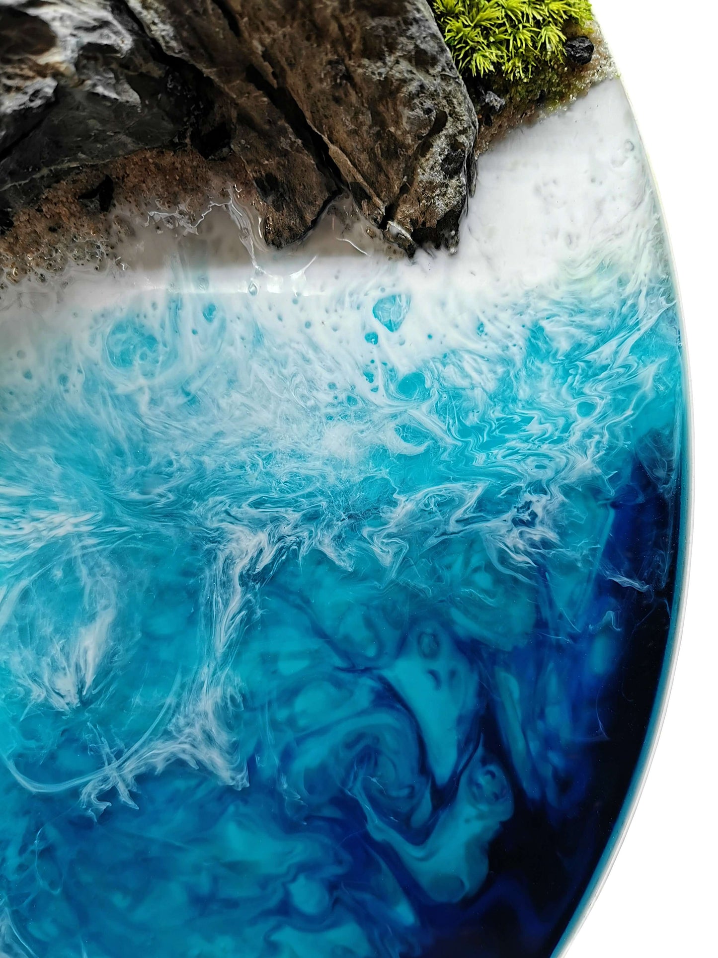 Maritime Kunst "Autumn Coast" mit lebhaftem Epoxidharz und moosbedecktem Felsen über türkisblauem Wasser.