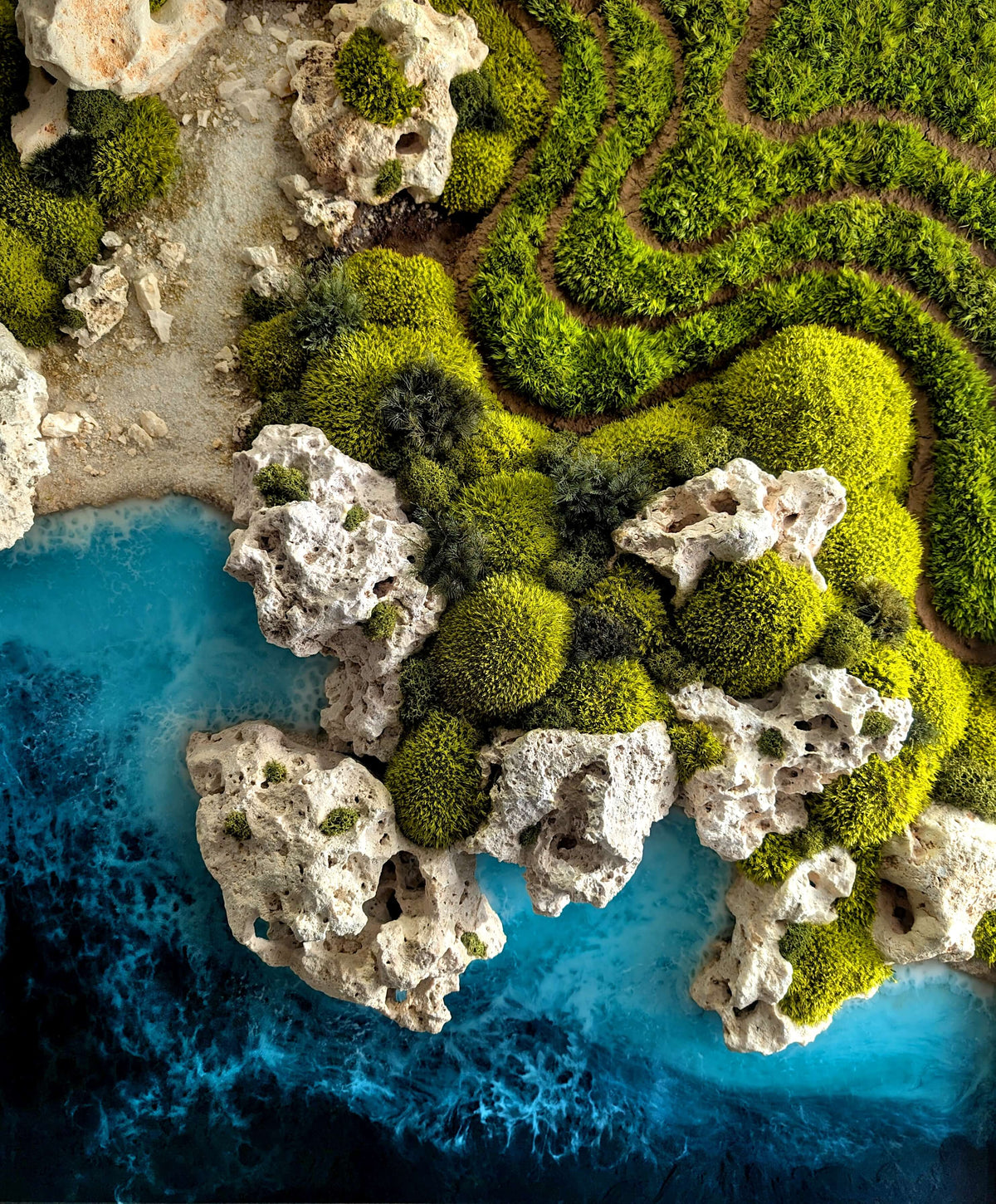 Detailaufnahme der maritimen Kunst "Ocean Coast" mit grünem Moos und blauer Wasserfläche, ideal für Zahnarztpraxis.