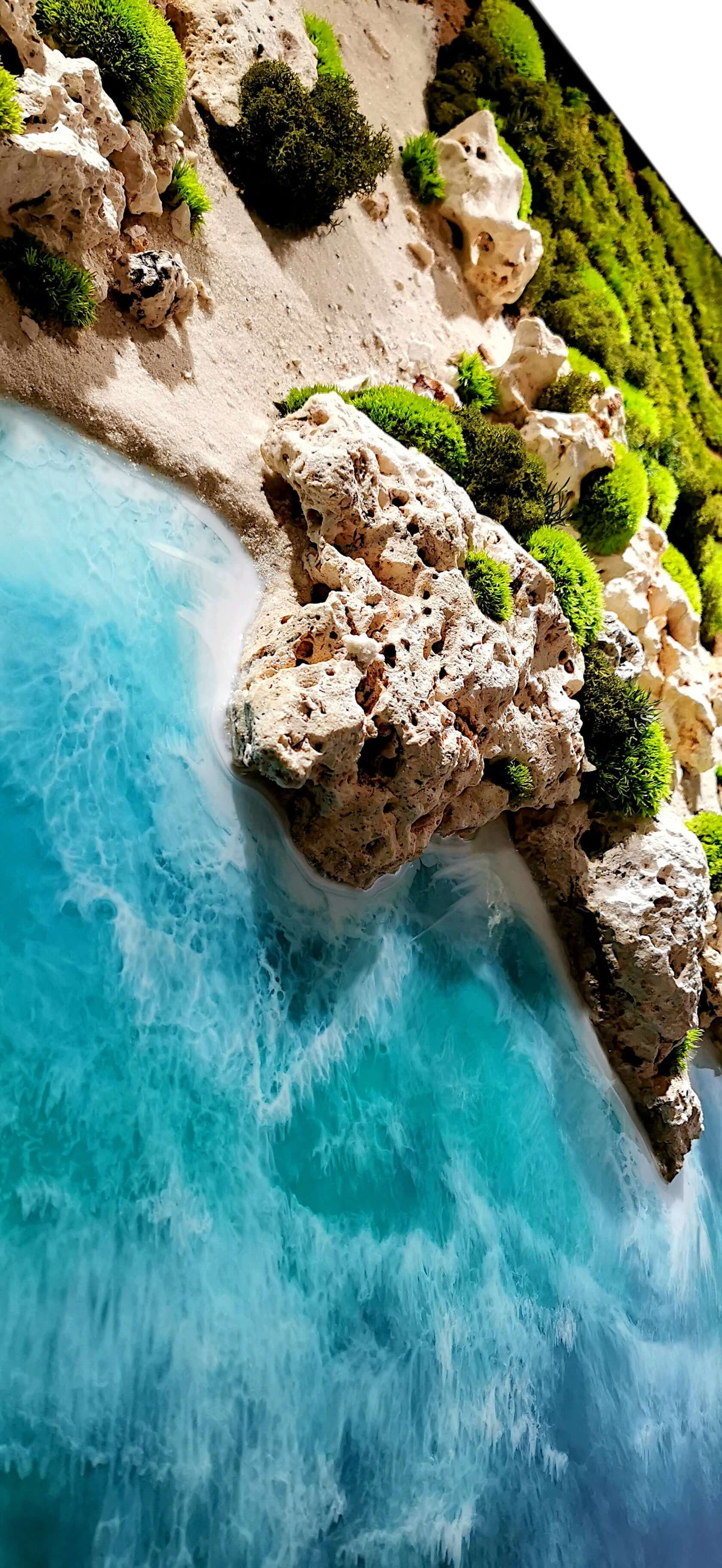 Maritime Kunst "Ocean Coast" Wandbild mit Küstenlandschaft und natürlichen Materialien für Zahnarztpraxis.