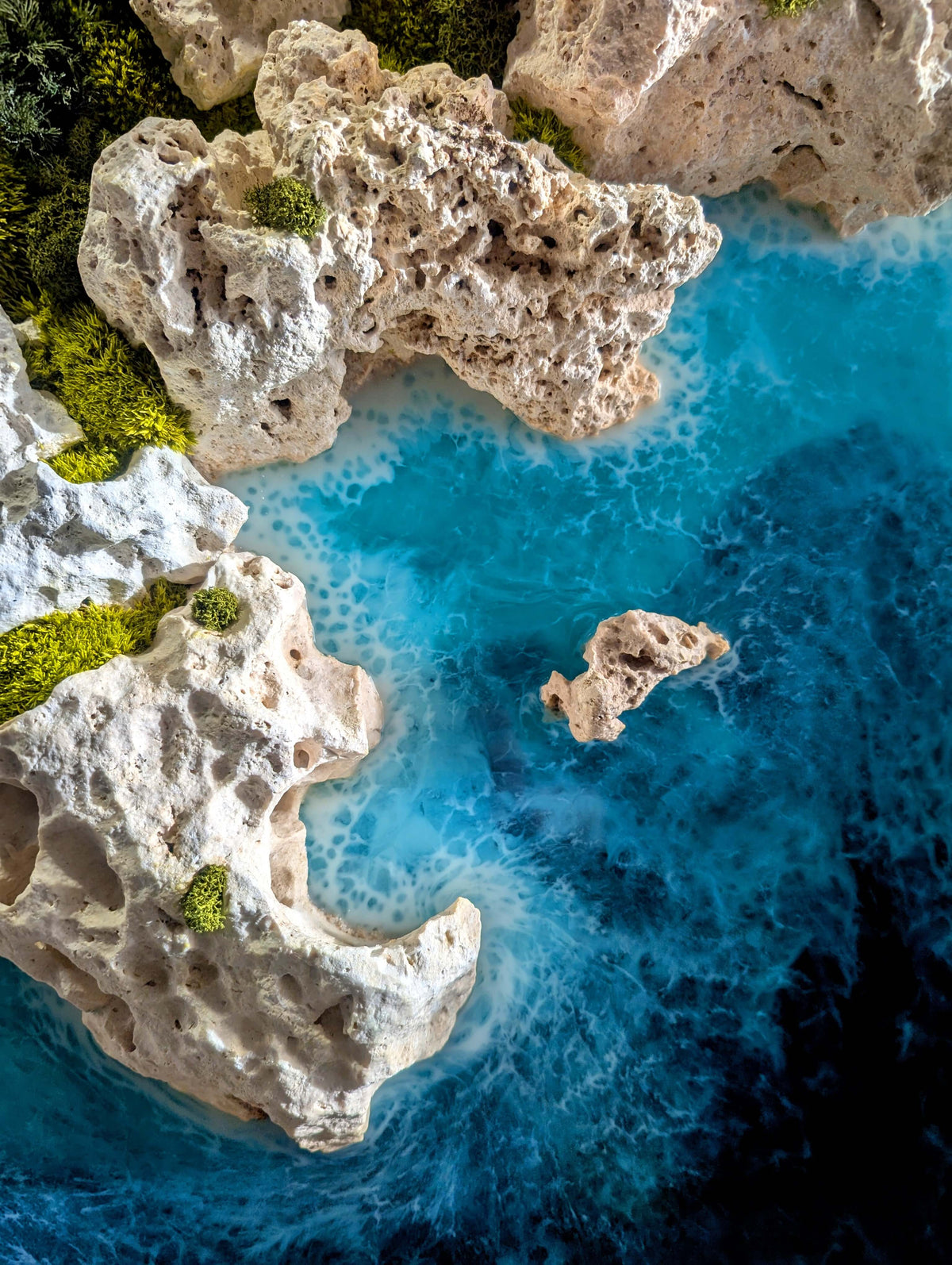 Küstenlandschaft mit weißen Felsen und türkisfarbenem Wasser, ideal für maritime Wandkunst.