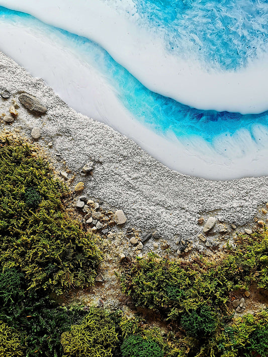 Meer und Küstenlandschaft mit Sandstrand und grünem Laub im Maßstab im Kunstwerk.