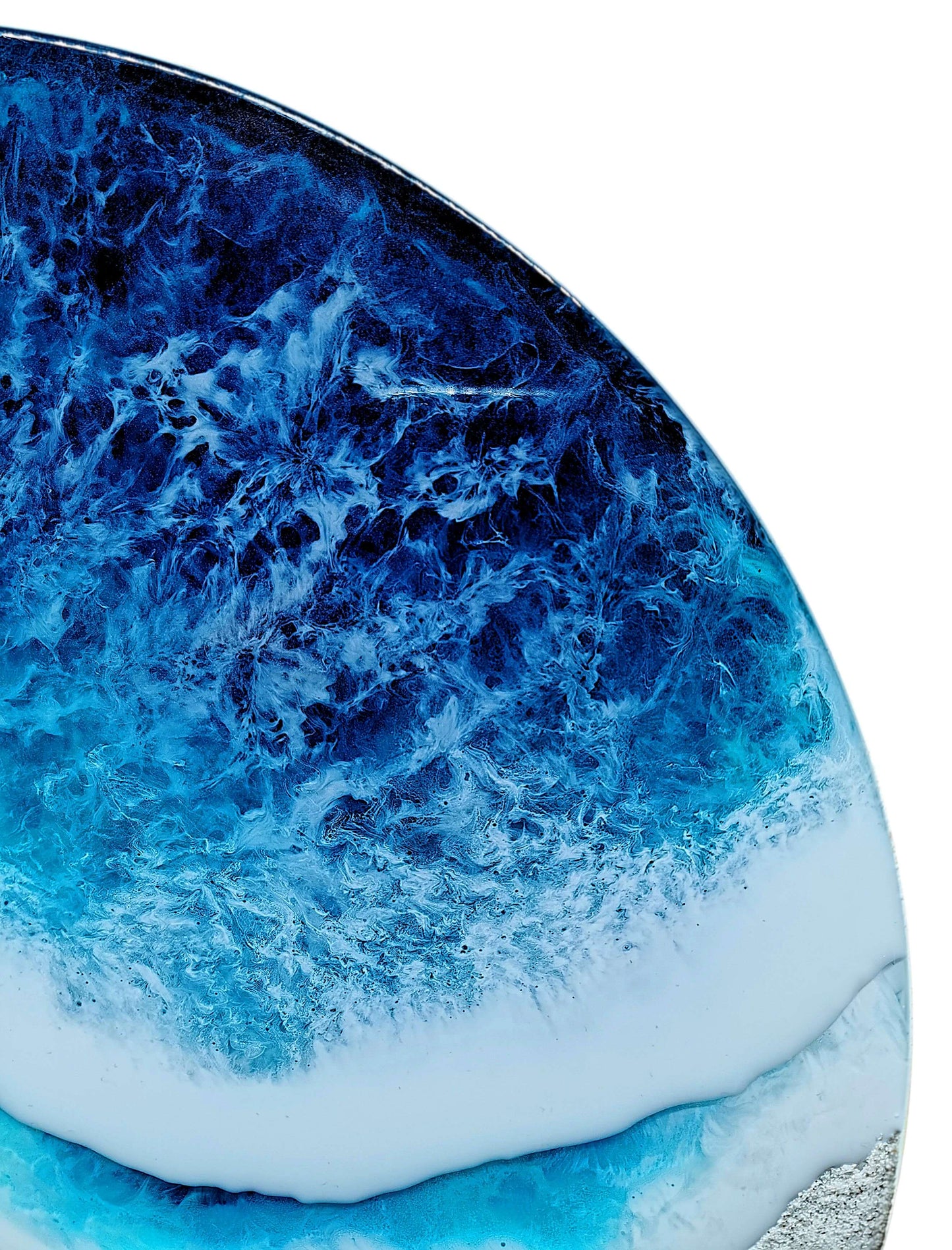 Kunstwerk mit blauen und weißen Wellen, das die ruhige Schönheit der Ostsee darstellt.
