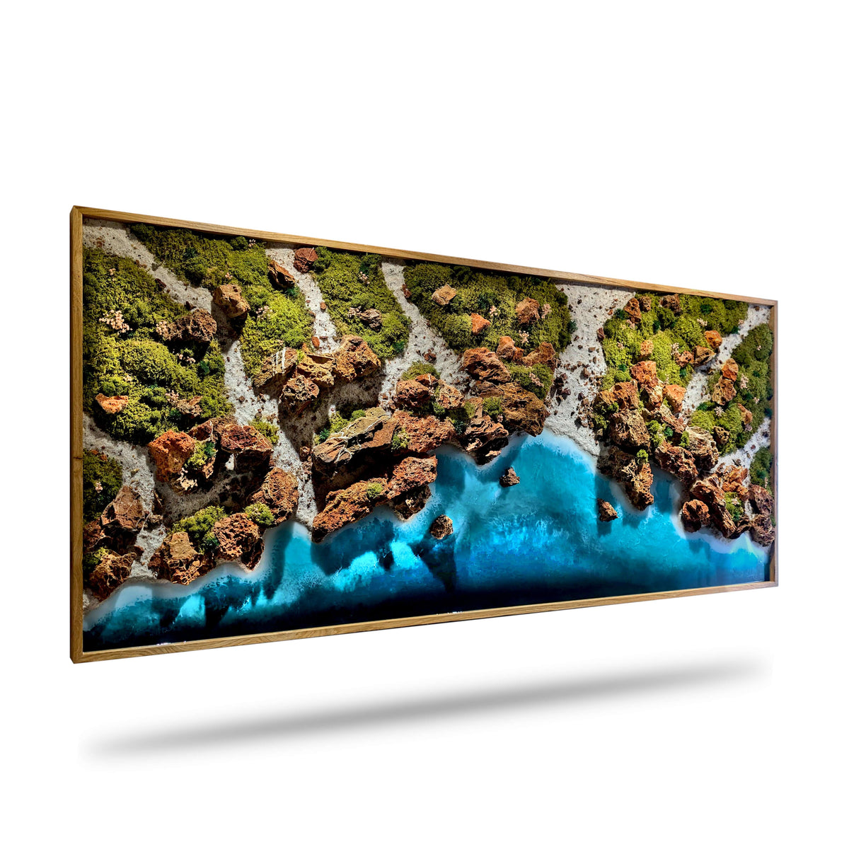 Maritime Wandkunst "Portugal Algarve" mit Epoxidharz, Mooslandschaften und Küstenfelsen in lebendigen Farben.