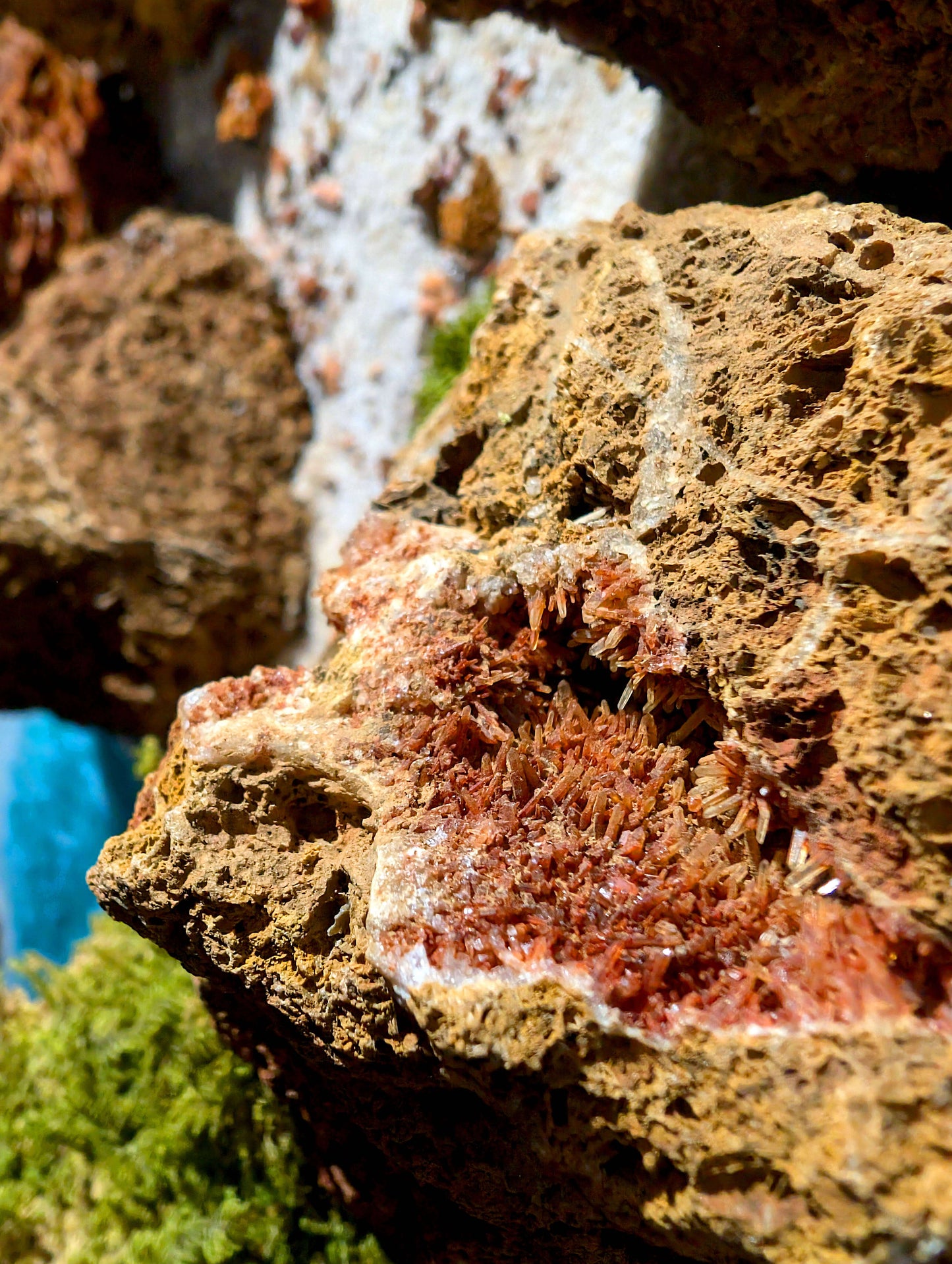 Nahaufnahme von natürlichen Steinen mit rotem Mineral im Kunstwerk 'Portugal Algarve'.
