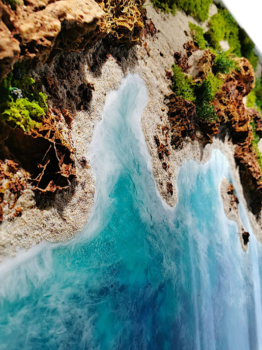 Handgefertigte Wandkunst mit Epoxidharz, Moos und Sand, inspiriert von der Algarve-Küste in Portugal.
