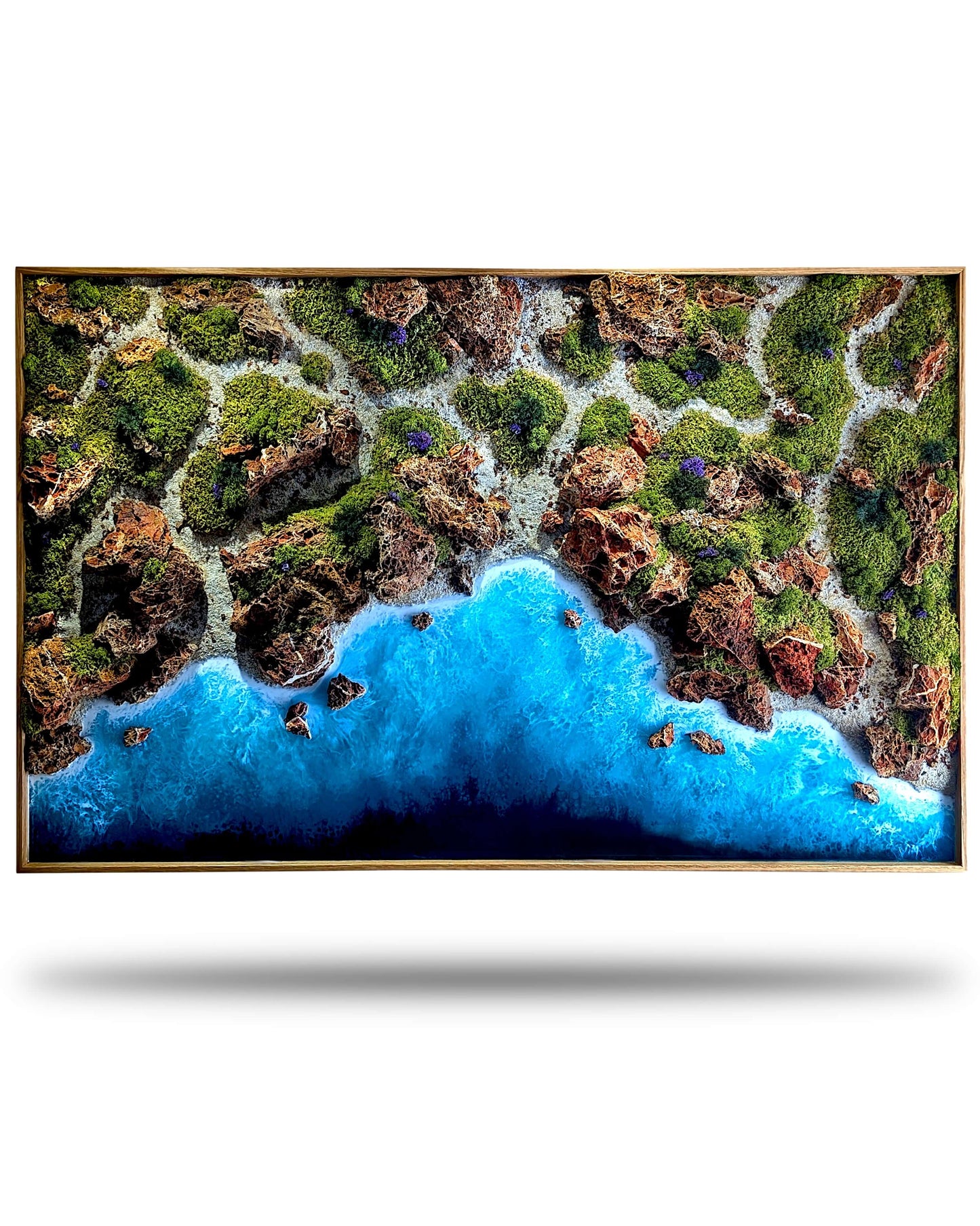 Handgefertigte Wandkunst 'Portugal Algarve' mit Moos, Holz, Steinen und lebendiger blauer Epoxidharz-See.