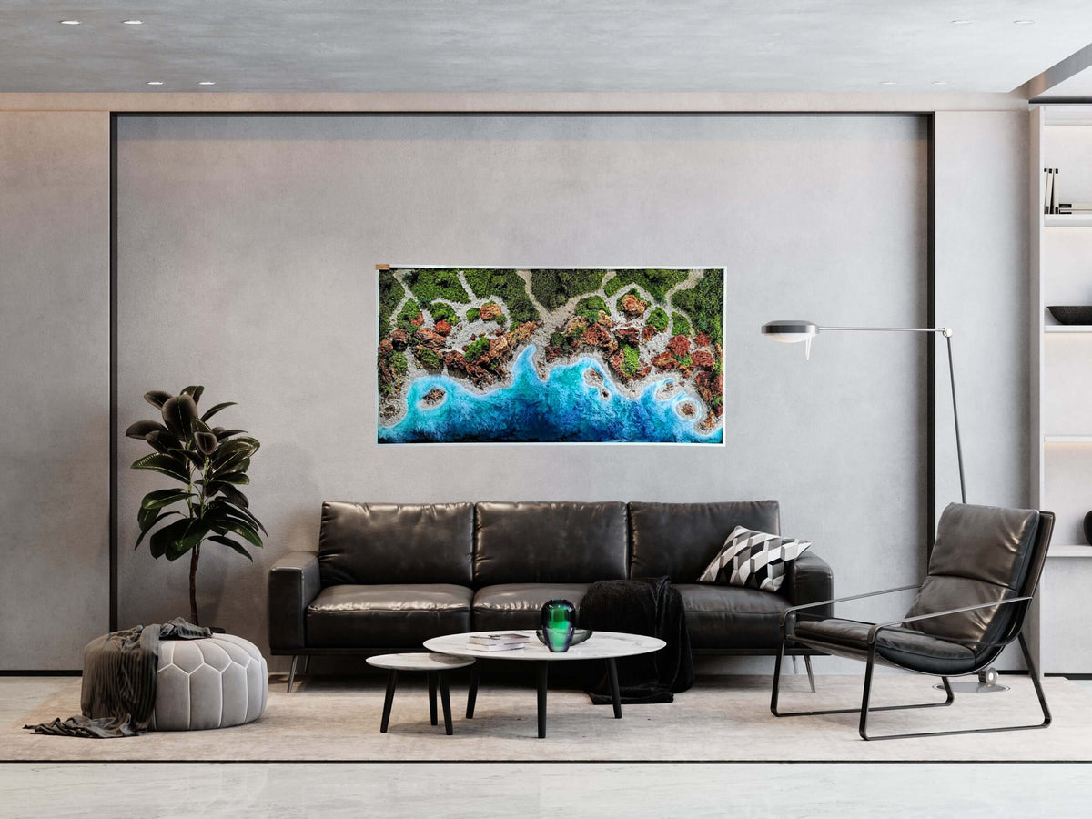 Wandkunst "Portugal Algarve" in modernem Wohnzimmer mit Sofa und Pflanzen, zeigt Algarve-Küste.