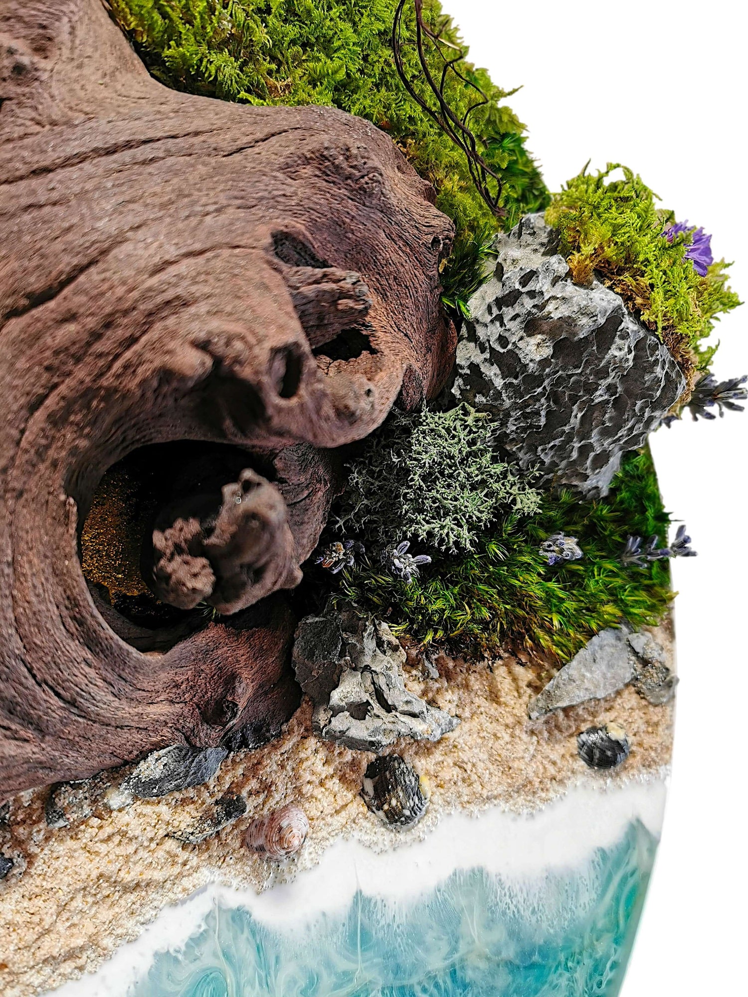 Detailaufnahme von Maritime Kunst 'Woodn Coast' Wanddeko mit echtem Holz, Moos und Kunstharz-Diorama.