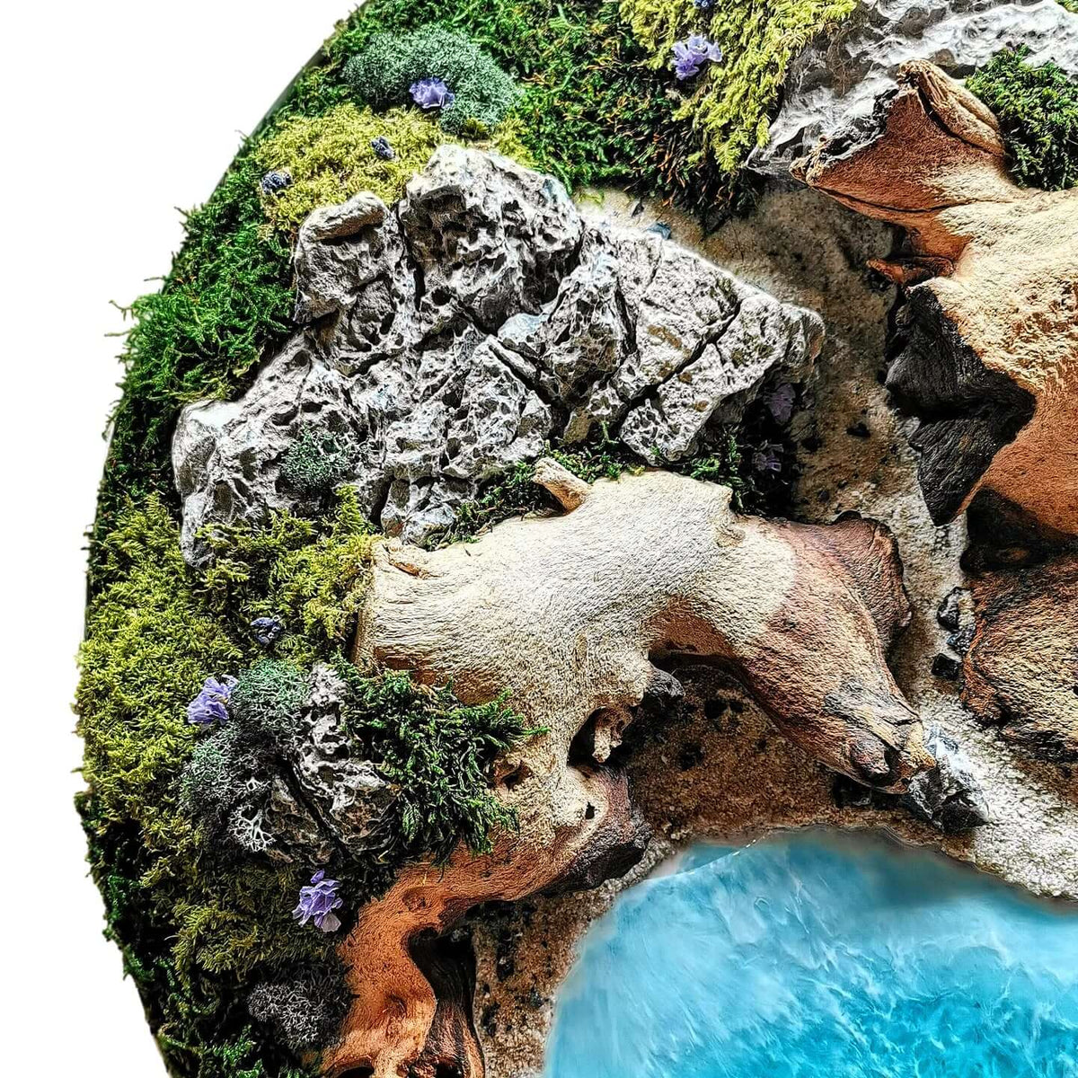 Detailansicht der 'Woodn Coast' Wanddeko mit echtem Moos, Holz und Ozean Kunstharz.