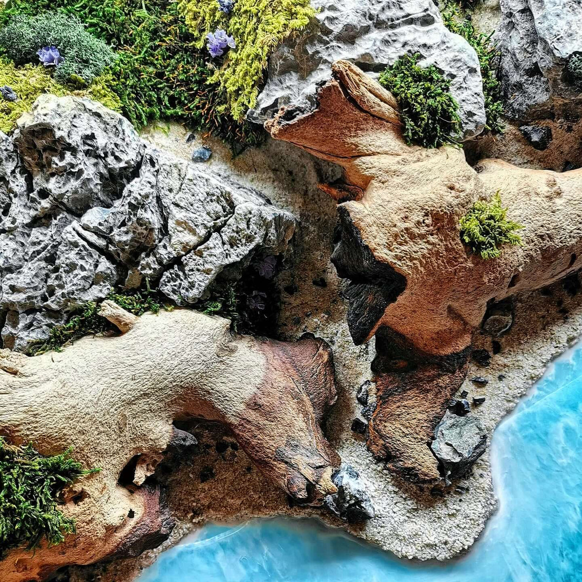Detailansicht der handgefertigten Wanddeko 'Woodn Coast' mit Holz, Moos und Gesteinsformen.