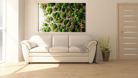 Wandkunst Moos- und Steinbild "Drachenpfade Dracarys" über einem modernen Sofa in hellem Raum.