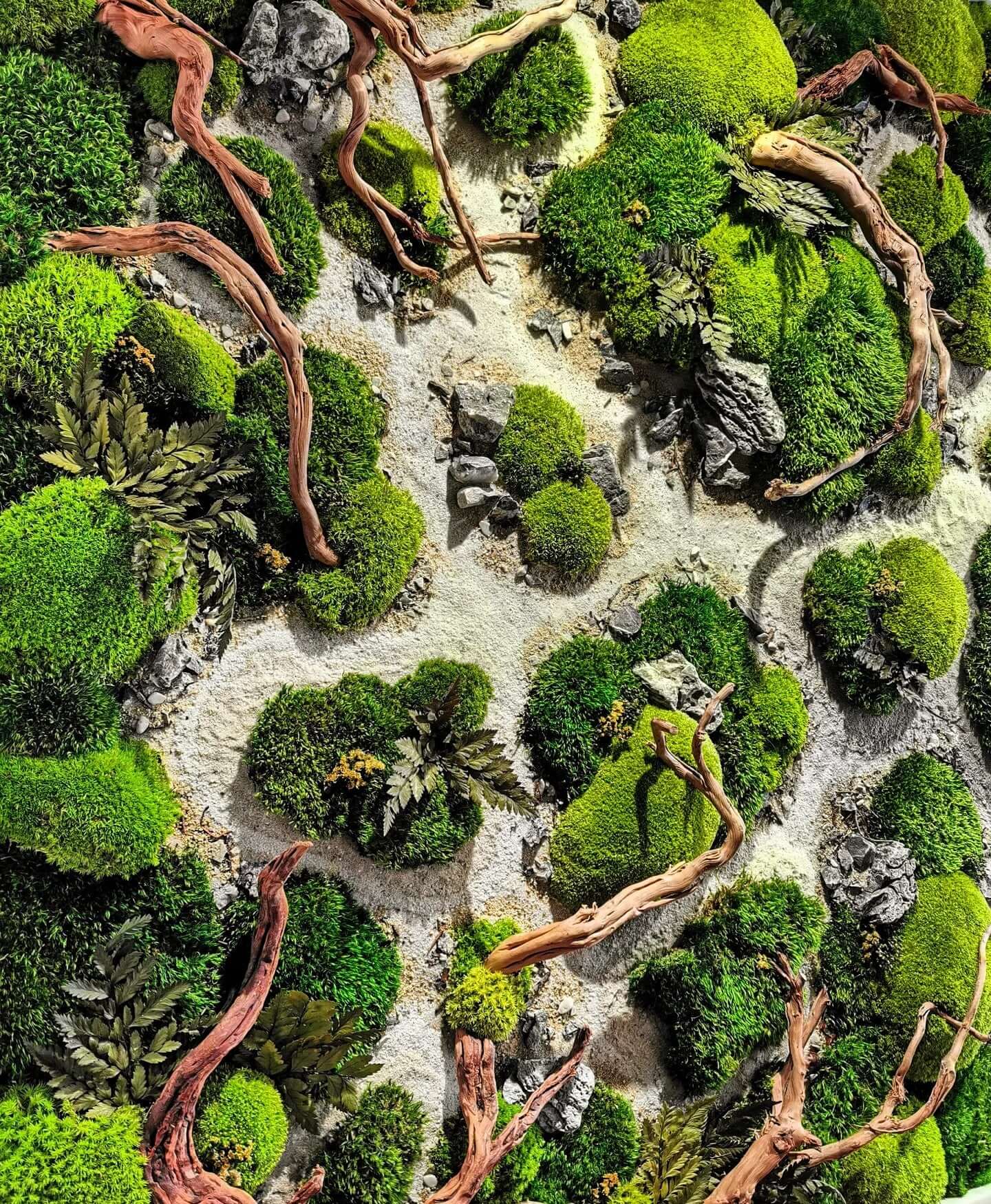 Moosbild Holzbild "Dried Riverbed" mit Moos, Holz und echten Steinen für natürliche Wandkunst.
