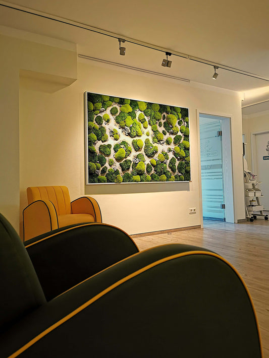 Moosbild "Dünenpfade" in modernem Raum, mit grünen Akzenten und entspannender Atmosphäre.