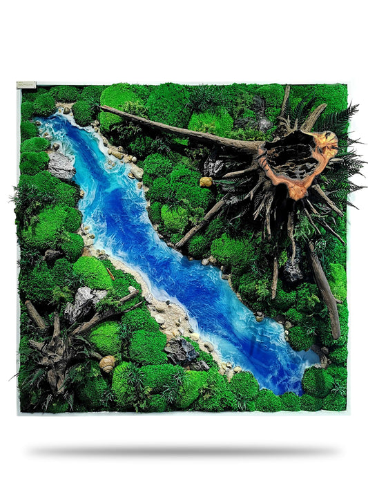 Handgefertigtes Moosbild Waldfluss - Wandbild mit Epoxidharz in detailreicher Miniaturlandschaft.