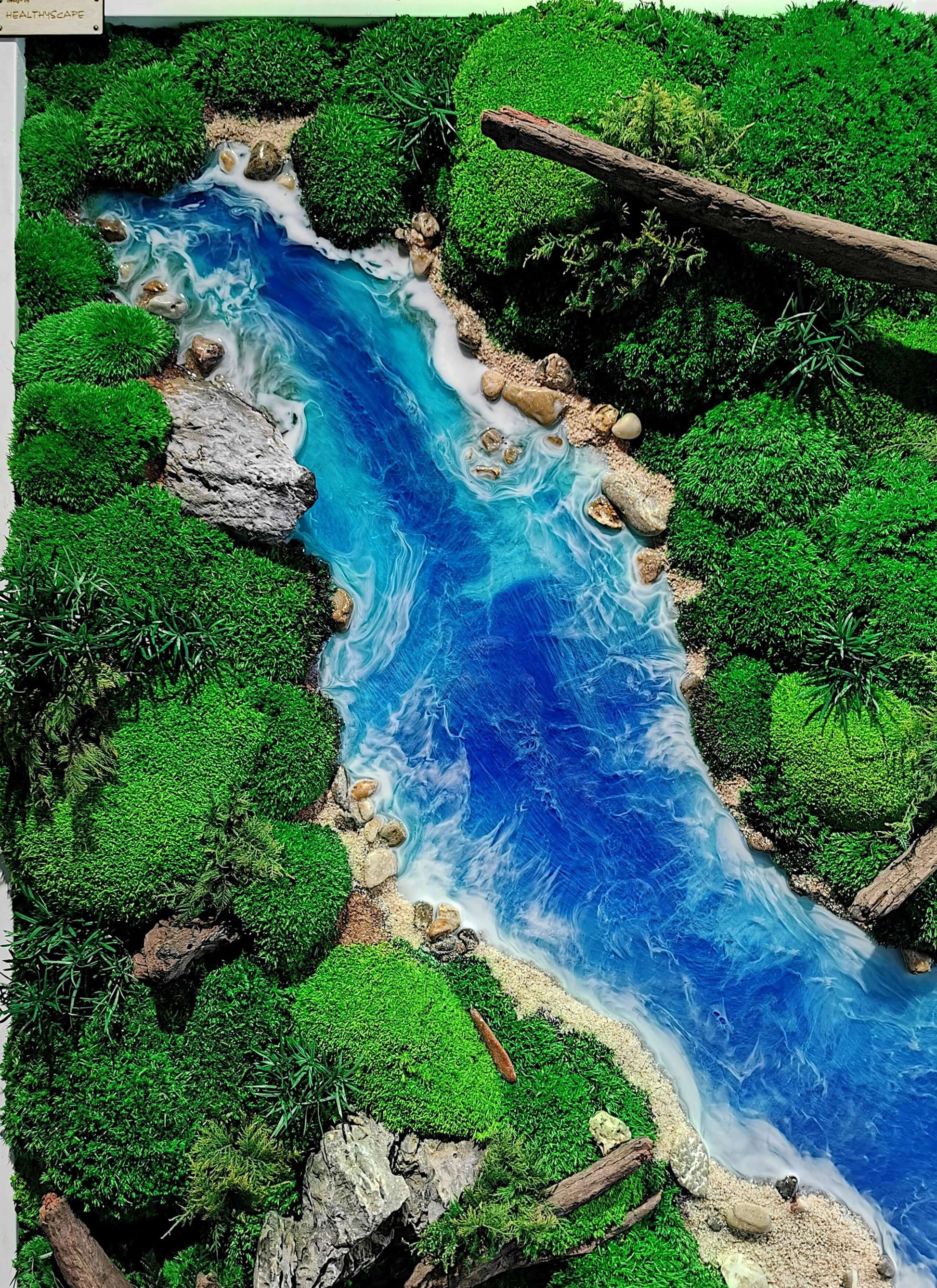 Handgefertigtes Moosbild "Forest River" mit Fluss, Wurzeln und Mooslandschaften in leuchtenden Farben.