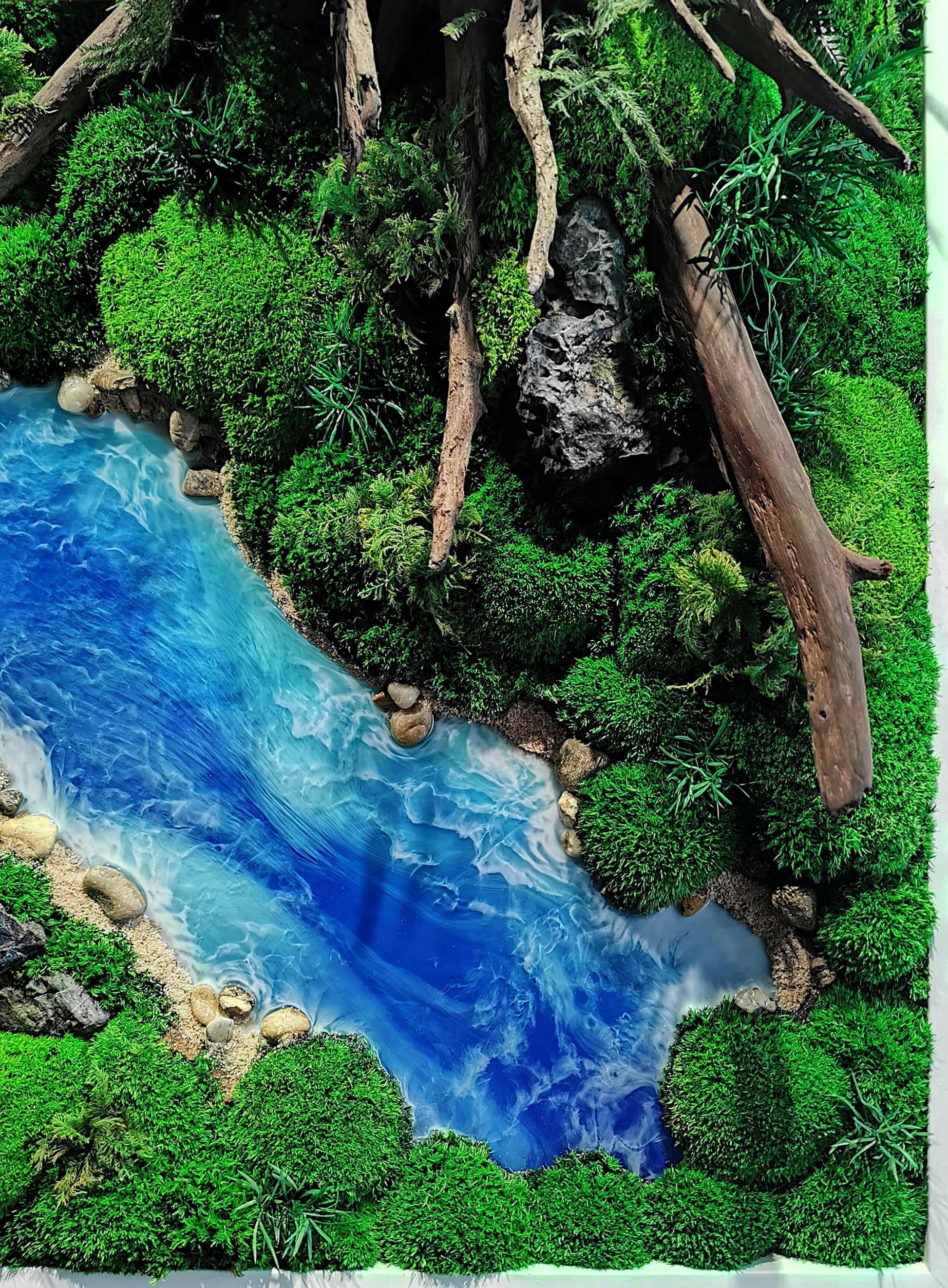 Handgefertigtes Moosbild "Forest River" mit blauem Fluss, Wurzeln und grüner Mooslandschaft.