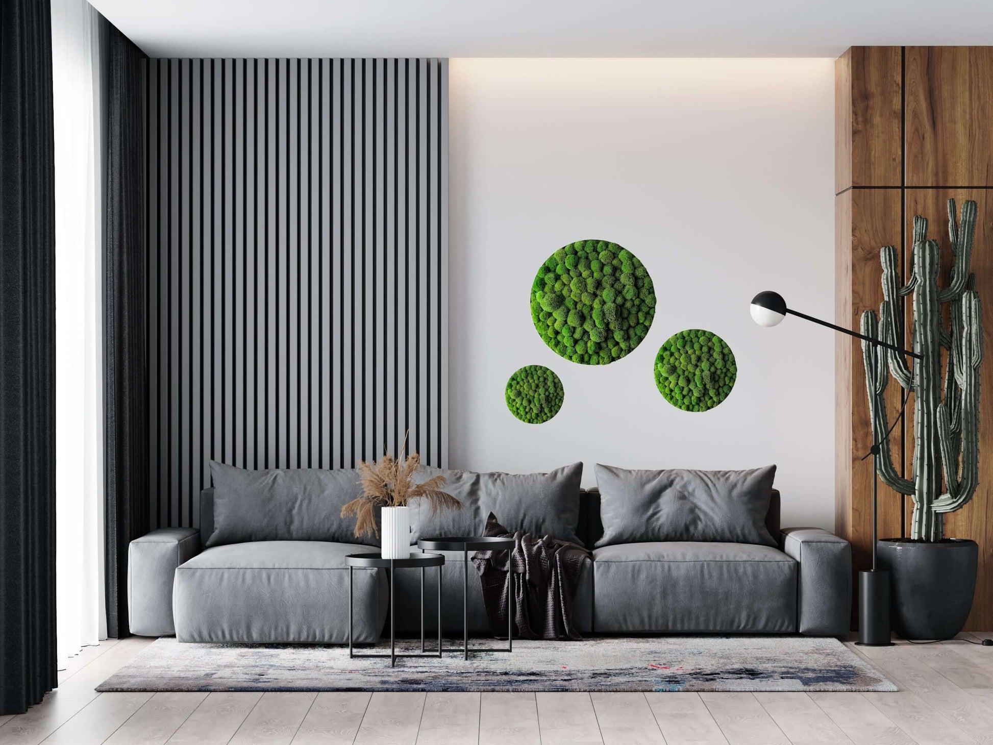 Moosbild mit Kugelmoosen in Light Green, stilvoll dekoriert im modernen Wohnzimmer mit grauem Sofa.