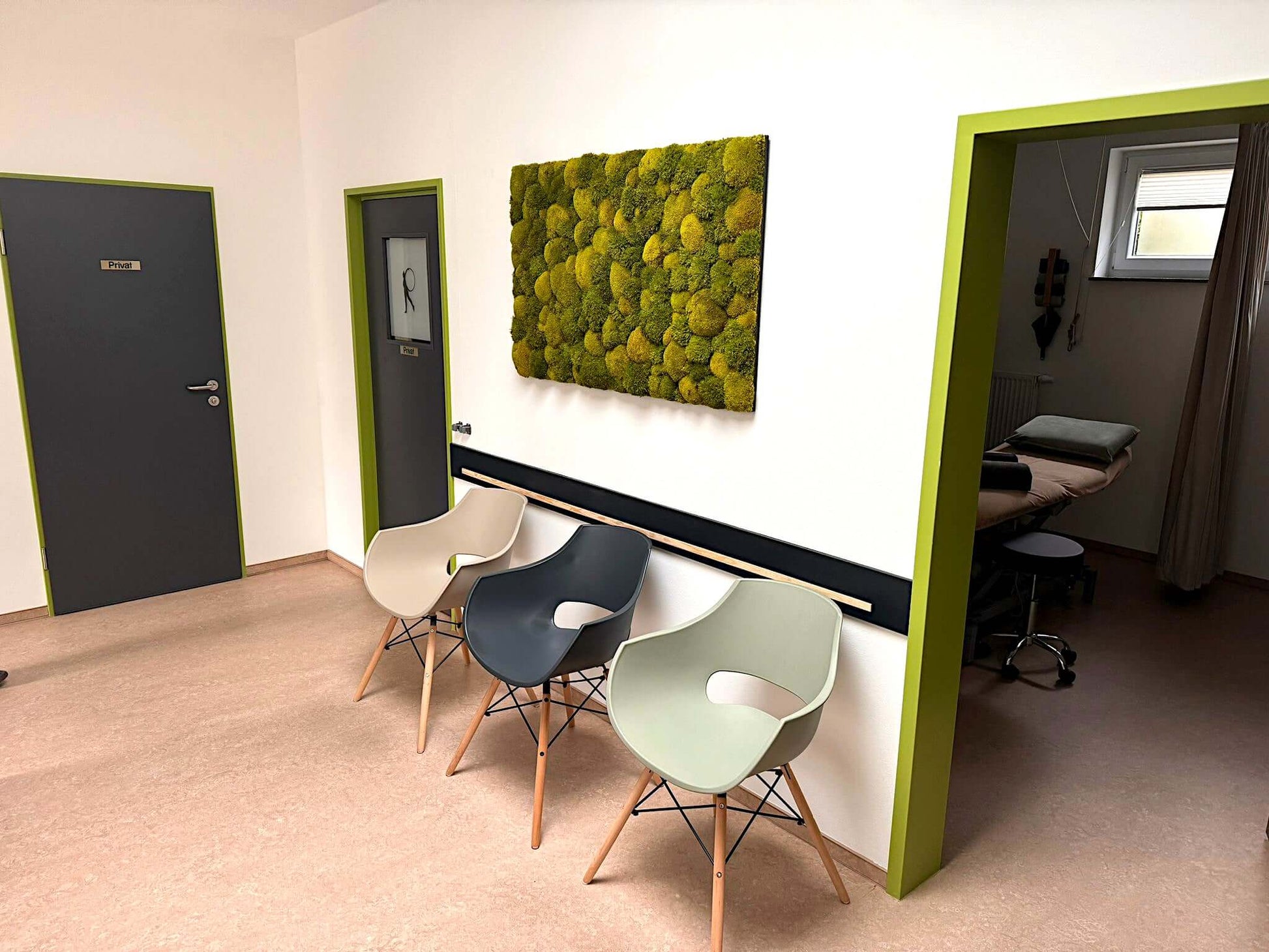 Moosbild 'Natur Pur' mit Kugel- und Provence-Moosen in modernem Wartebereich.