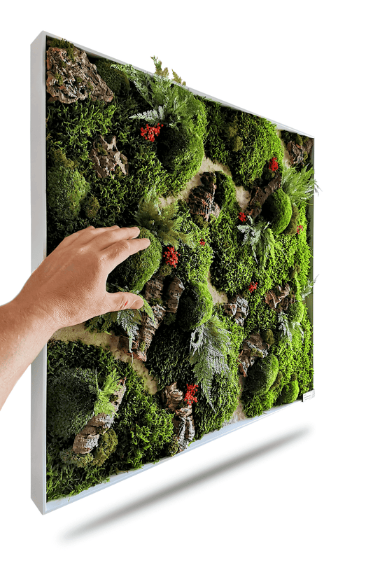 Quadratisches Moosbild "Red Aronia" mit Moos, Kork und bunten Blumen, Hand berührt die natürliche Kunst.