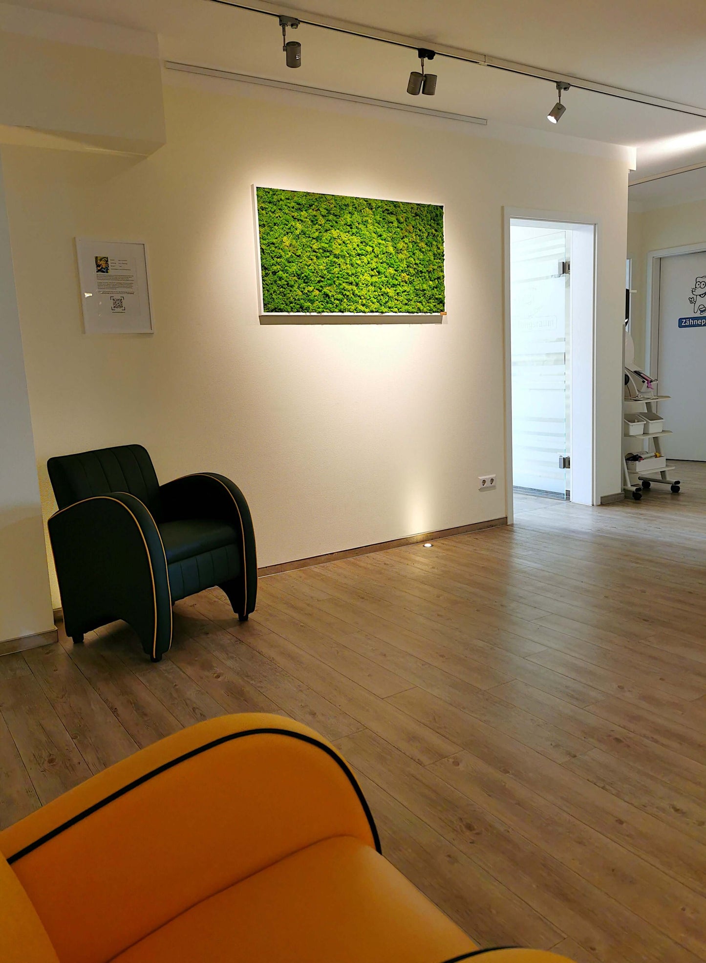 Moosbild Rentiermoos "Mangrovenwälder" an einer Wand in hellen Innenräumen mit Holzfußboden.