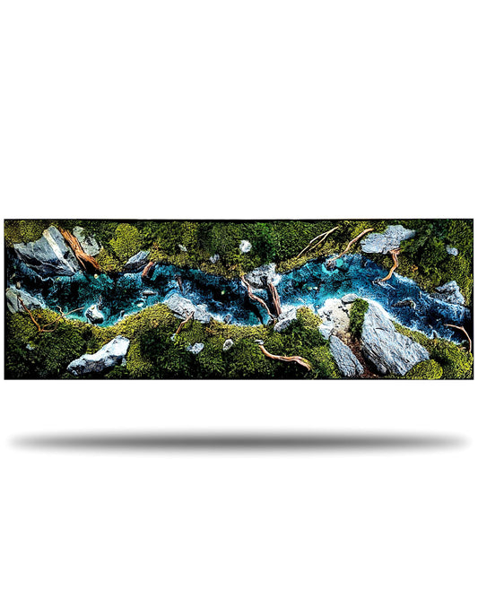 Moosbild Panorama "Wild River" – Wandkunst aus Epoxidharz zeigt einen Waldfluss mit Naturmaterialien.