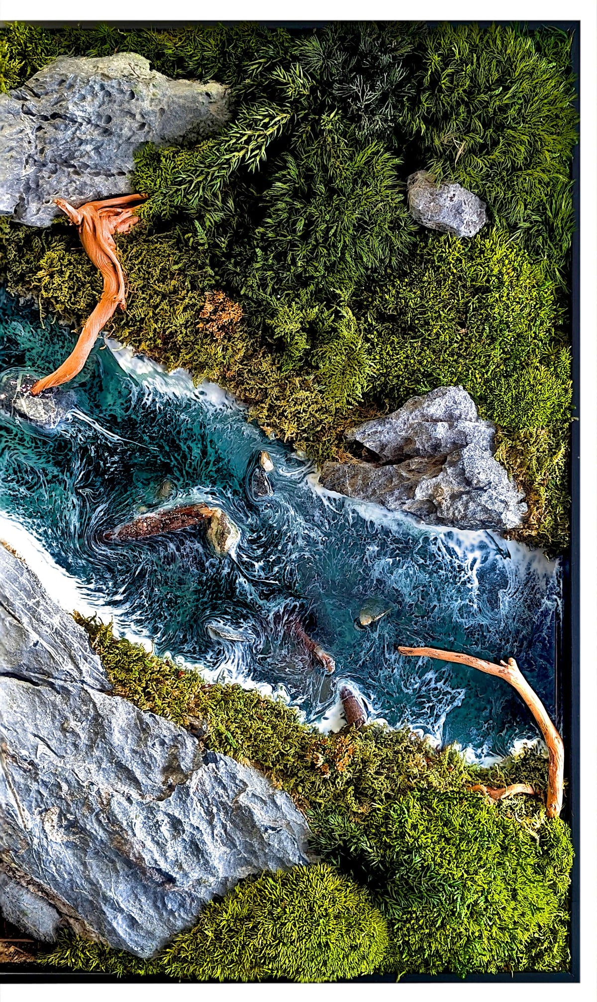 Wild River - Naturkunstwerk mit Fluss, Moos & Epoxidharz mit Wasser, Steinen und grünem Moos.