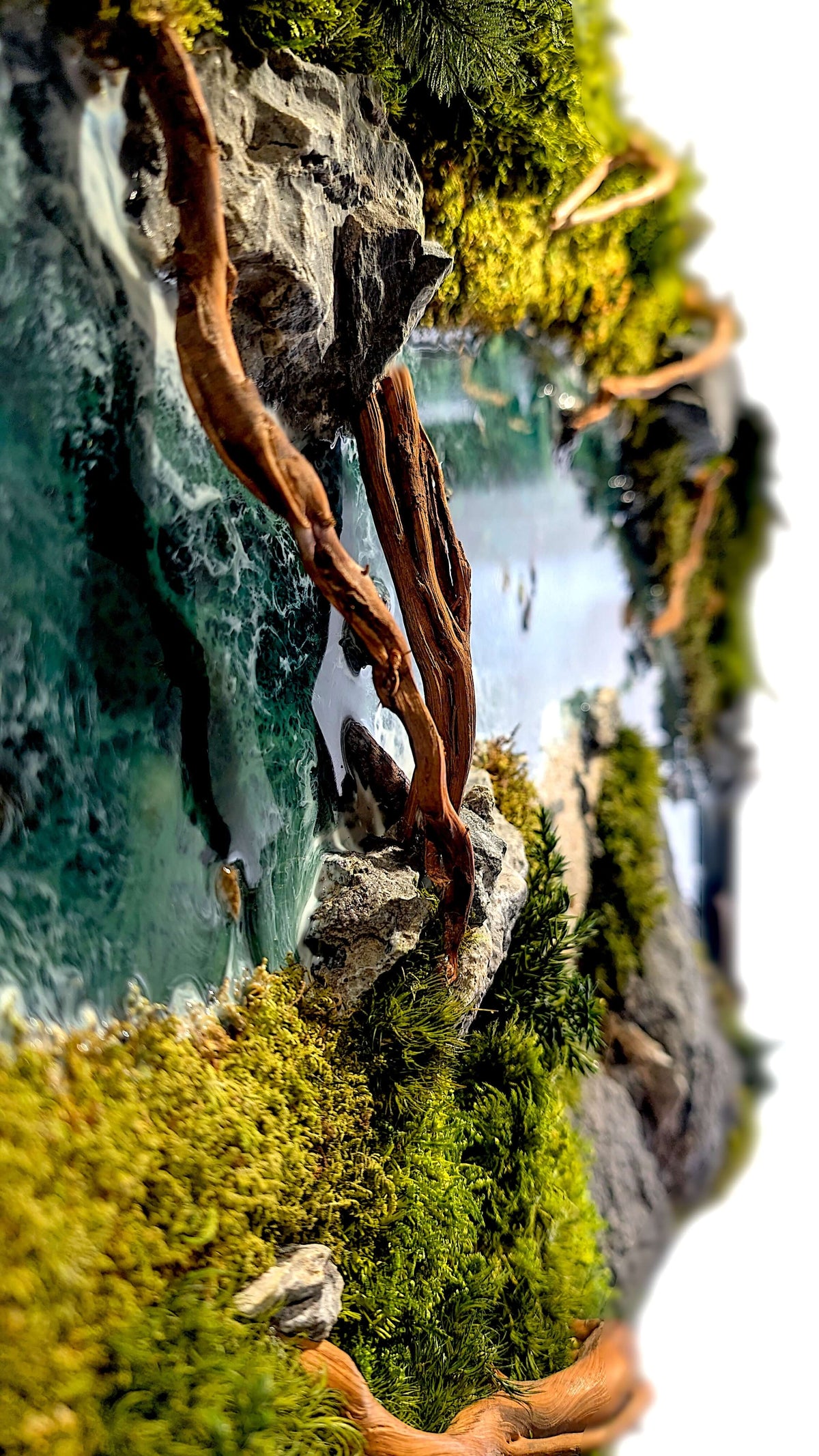 Wild River - Naturkunstwerk mit Fluss, Moos & Epoxidharz mit Felsen und Wurzeln