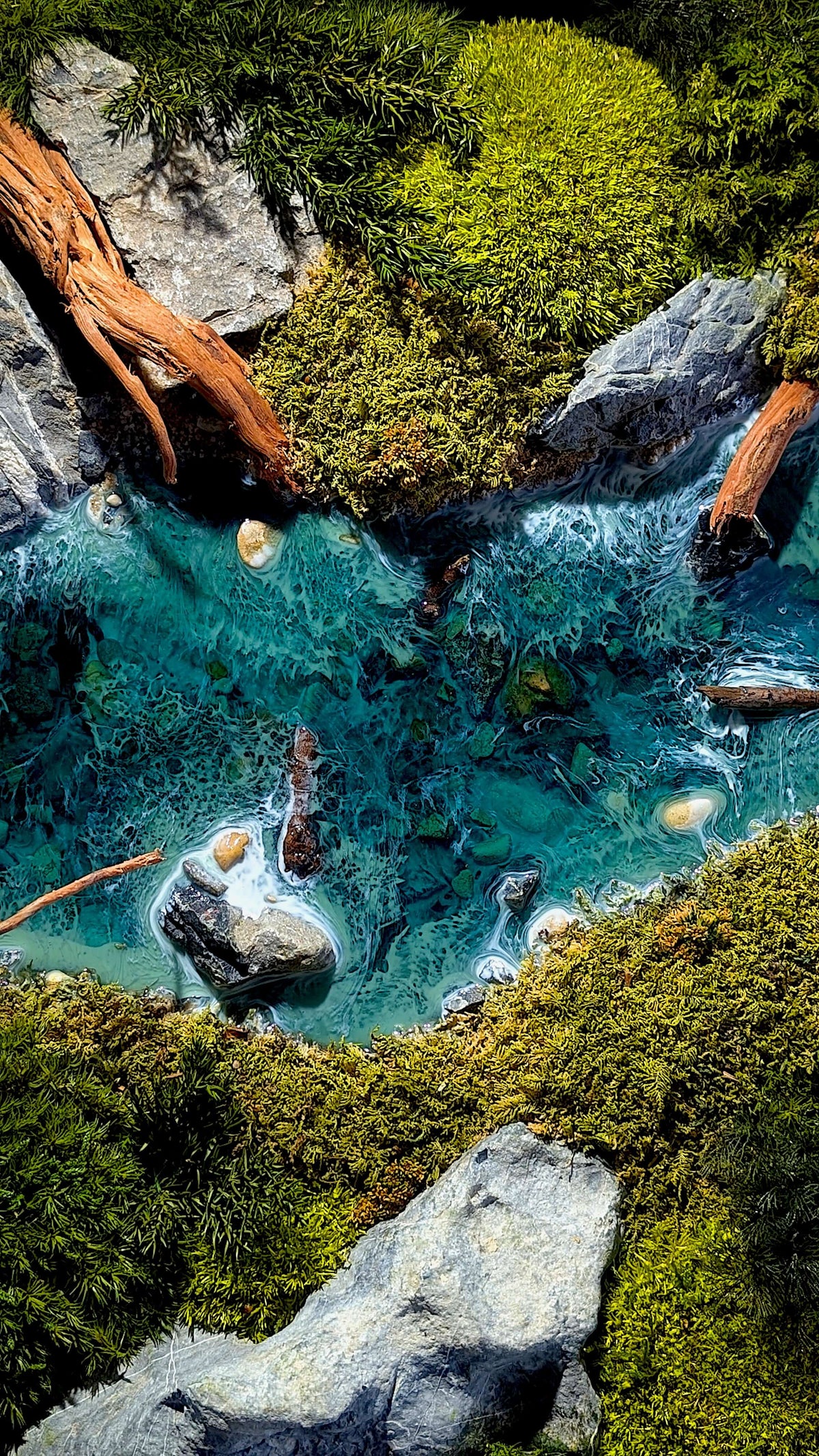 Moosbild Panorama "Wild River" – Wandkunst aus Epoxidharz zeigt einen Waldfluss mit Moos und Steinen.