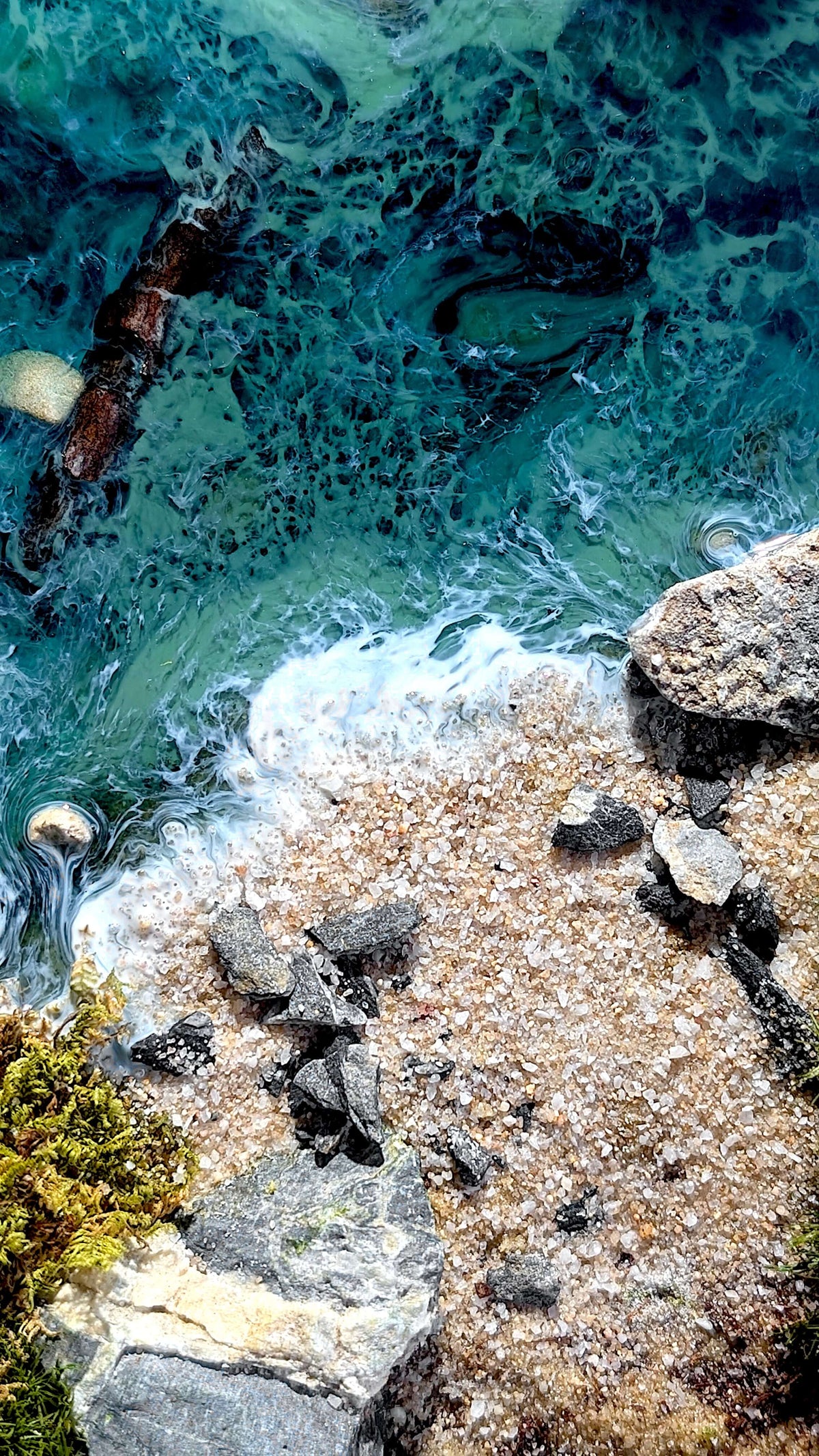 Moosbild Panorama "Wild River" – Wandkunst aus Epoxidharz mit fließendem Wasser und Steinen
