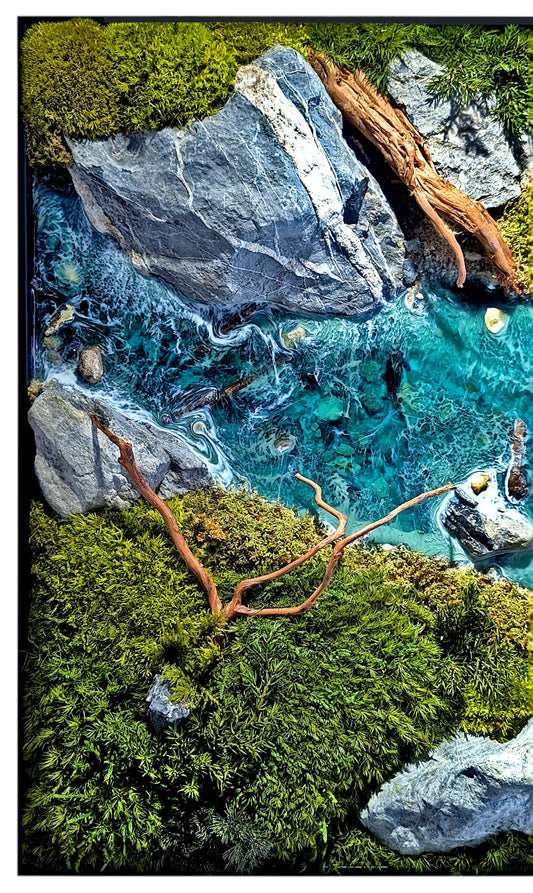 Moosbild Panorama "Wild River" – Wandkunst aus Epoxidharz mit realistischem Waldfluss und Naturmaterialien.