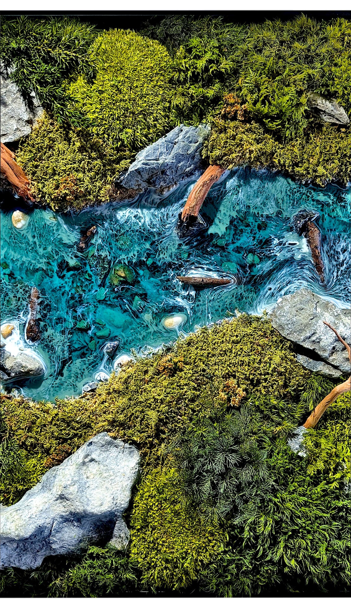 Wild River - Naturkunstwerk mit Fluss, Moos & Epoxidharz, handgefertigtes Moosbild mit Wasser und Steinen.